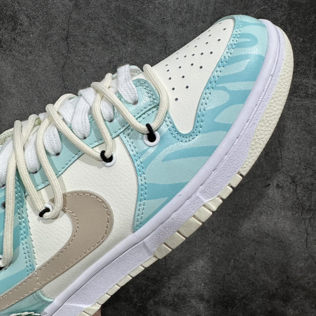 图片[6]-【DIY定制礼盒版】Nike SB Dunk Low Lot\”Beige/Mint/Coconut Tree\”扣篮系列低帮休闲运动滑板板鞋“蒂芙尼绿四叶草绑绳”DJ6188-100nn男女鞋半码制(配置硬质大礼盒)n升级2021版窄楦翘头版型#采用硬质牛剖革鞋面材质n鞋垫嵌入缓震EVA物料及缜密拉帮中底布 耐磨橡胶大底 尺码：35.5 36 36.5 37.5 38 38.5 39 40 40.5 41 42 42.5 43 44 44.5 45 46 编码：JP330350-鞋库