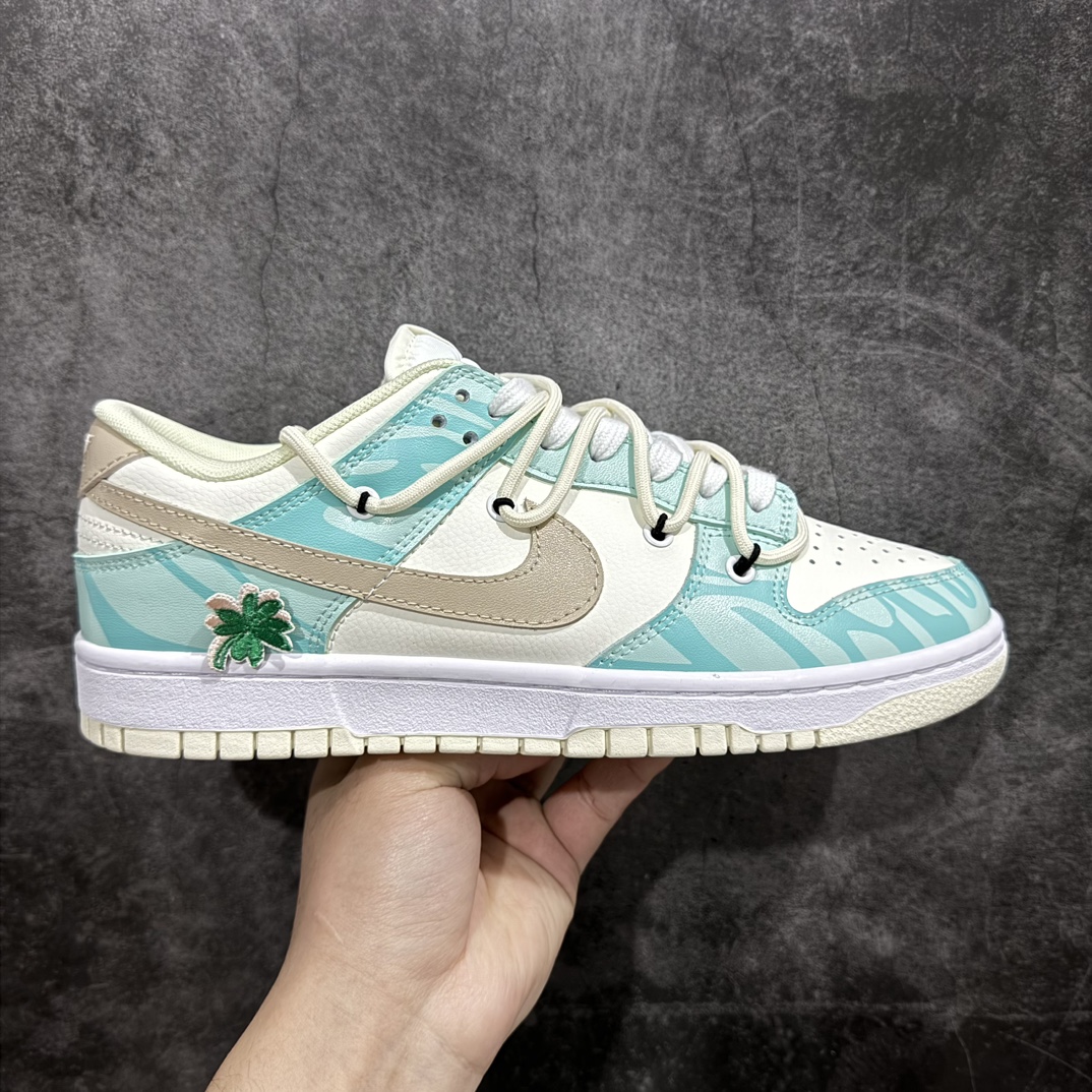 【DIY定制礼盒版】Nike SB Dunk Low Lot\”Beige/Mint/Coconut Tree\”扣篮系列低帮休闲运动滑板板鞋“蒂芙尼绿四叶草绑绳”DJ6188-100nn男女鞋半码制(配置硬质大礼盒)n升级2021版窄楦翘头版型#采用硬质牛剖革鞋面材质n鞋垫嵌入缓震EVA物料及缜密拉帮中底布 耐磨橡胶大底 尺码：35.5 36 36.5 37.5 38 38.5 39 40 40.5 41 42 42.5 43 44 44.5 45 46 编码：JP330350-鞋库