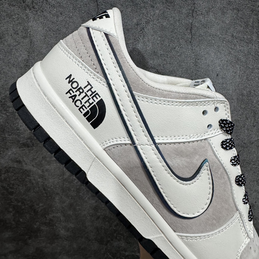 图片[7]-【定制版】The North Face x Nike SB Dunk Low\”The North Face\”扣篮系列低帮休闲运动滑板板鞋“拼接米白灰黑北面”FC2025-303nn男女鞋半码制全新2021版更新数据窄楦翘头版型n采用猪巴革组合纤维革鞋面材质n缜密拉帮中底布 鞋垫嵌EVA缓震物料及背胶n全新窄版翘头耐磨橡胶大底 尺码：36 36.5 37.5 38 38.5 39 40 40.5 41 42 42.5 43 44 44.5 45 编码：HXS320340-鞋库