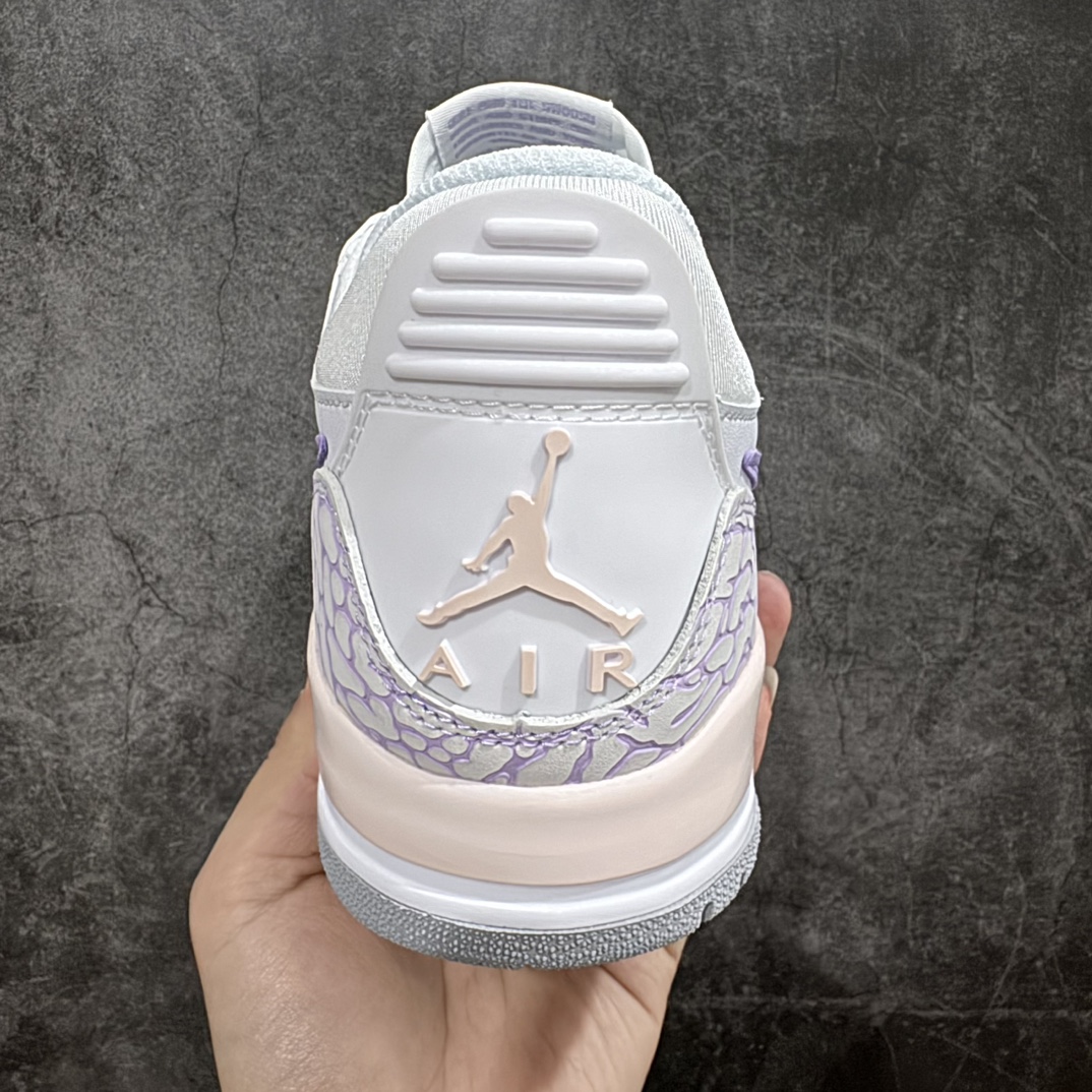 图片[4]-【纯原N版】Air Jordan Legacy AJ312 Low低帮复古篮球鞋 白紫粉 FC2025-303nn市场最强独一档产物 全套原纸板楦头开发 原厂大底磨具加持立体防滑纹理 原档数据后跟TPU子母扣魔术贴 原装可视Air Sole气垫 原汁原味最完美的312代版型 唯一正确鞋头趴度弧度高度鞋身腰线 进口港宝加持 后跟自然饱满 全鞋荧光划线卡点 追求极致完美 每一双都是工艺品 多重QC质检 超越公司货的品控标准 实实在在的免检产品 鞋身采用了皮革材质打造 横跨鞋面的魔术贴十分吸睛 侧面的Swoosh Logo的一部分被鞋面遮挡了一部分 颇具玩味 魔术贴上标有NK标识 而鞋舌上是Jordan的经典红色飞翼Logo 后跟和鞋底均采用了AJ3的设计 后跟上同样也使用了经典的爆裂纹图案SIZE：36 36.5 37.5 38 38.5 39 40 编码：QH2802300-鞋库