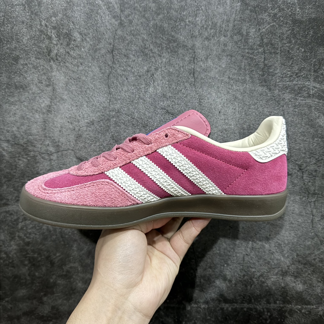 图片[2]-【纯原H版】Adidas Originals Gazelle Indoor  防滑低帮T头德训鞋 GZ复古系列 白粉红 草莓熊 IF1809n最强版出货💪🏻正确猪八材料 毛绒感质感都特别强 非普通版本n市场最高版本完美还原zp细节，注意区别市场任何版本，完全不是一路货色‼️n全鞋原材料打造，无任何色差，正确鞋型，后跟港宝材料定型，正确微透生胶大底，反口内里头层细腻小牛皮，纸板中底 鞋垫背胶，侧面正确烫金压印字母，所有细节完美还原‼️ 尺码：35 36 36.5 37 38 38.5 39 40 40.5 41 42 42.5 43 44 44.5 45 编码：H11250270-鞋库