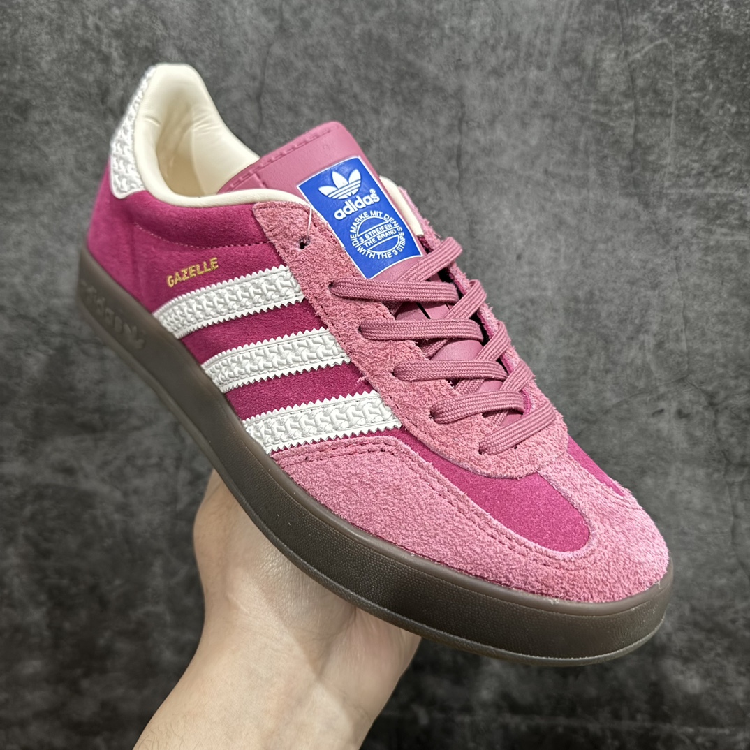 图片[3]-【纯原H版】Adidas Originals Gazelle Indoor  防滑低帮T头德训鞋 GZ复古系列 白粉红 草莓熊 IF1809n最强版出货💪🏻正确猪八材料 毛绒感质感都特别强 非普通版本n市场最高版本完美还原zp细节，注意区别市场任何版本，完全不是一路货色‼️n全鞋原材料打造，无任何色差，正确鞋型，后跟港宝材料定型，正确微透生胶大底，反口内里头层细腻小牛皮，纸板中底 鞋垫背胶，侧面正确烫金压印字母，所有细节完美还原‼️ 尺码：35 36 36.5 37 38 38.5 39 40 40.5 41 42 42.5 43 44 44.5 45 编码：H11250270-鞋库