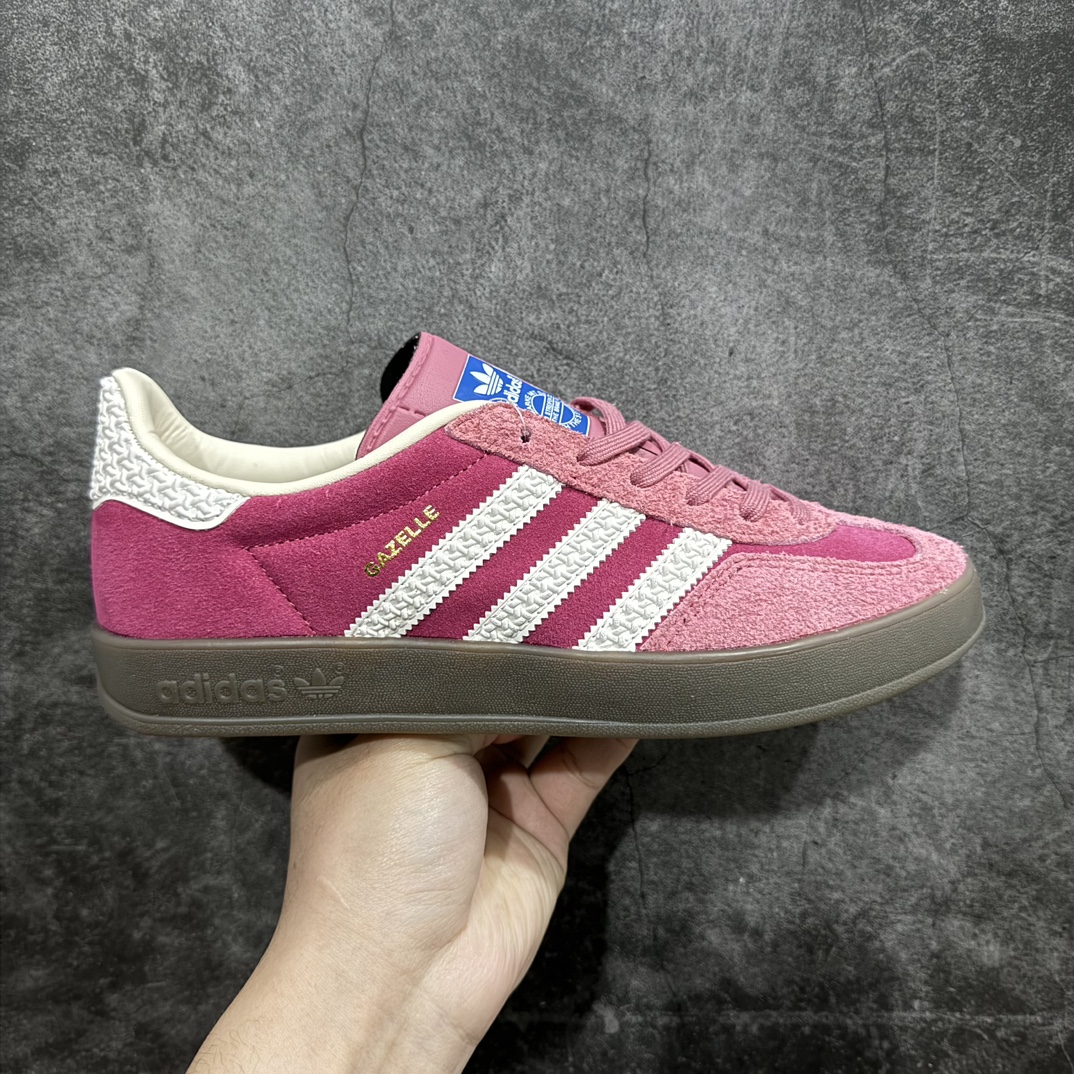 【纯原H版】Adidas Originals Gazelle Indoor  防滑低帮T头德训鞋 GZ复古系列 白粉红 草莓熊 IF1809n最强版出货💪🏻正确猪八材料 毛绒感质感都特别强 非普通版本n市场最高版本完美还原zp细节，注意区别市场任何版本，完全不是一路货色‼️n全鞋原材料打造，无任何色差，正确鞋型，后跟港宝材料定型，正确微透生胶大底，反口内里头层细腻小牛皮，纸板中底 鞋垫背胶，侧面正确烫金压印字母，所有细节完美还原‼️ 尺码：35 36 36.5 37 38 38.5 39 40 40.5 41 42 42.5 43 44 44.5 45 编码：H11250270-鞋库