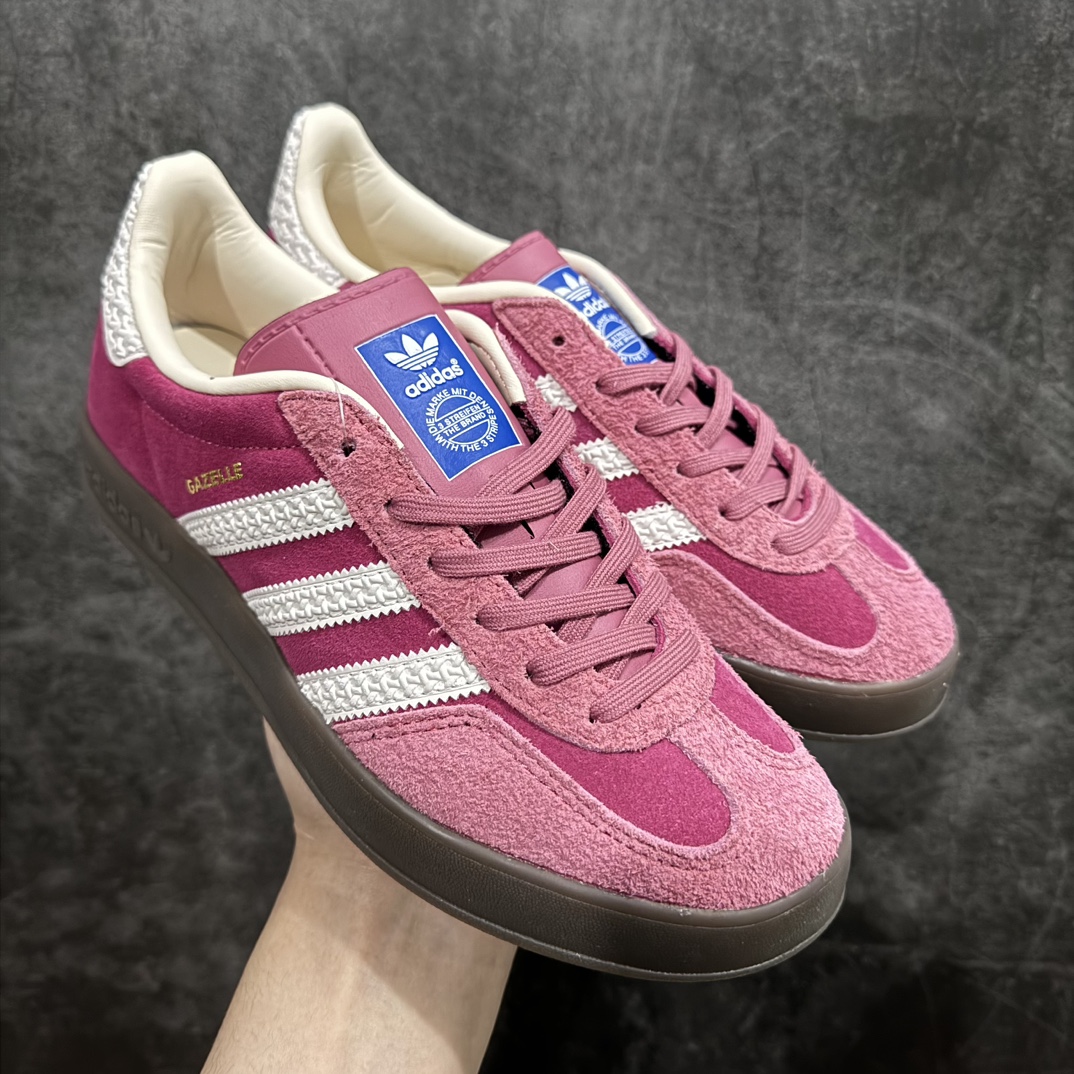 【纯原H版】Adidas Originals Gazelle Indoor  防滑低帮T头德训鞋 GZ复古系列 白粉红 草莓熊 IF1809n最强版出货💪🏻正确猪八材料 毛绒感质感都特别强 非普通版本n市场最高版本完美还原zp细节，注意区别市场任何版本，完全不是一路货色‼️n全鞋原材料打造，无任何色差，正确鞋型，后跟港宝材料定型，正确微透生胶大底，反口内里头层细腻小牛皮，纸板中底 鞋垫背胶，侧面正确烫金压印字母，所有细节完美还原‼️ 尺码：35 36 36.5 37 38 38.5 39 40 40.5 41 42 42.5 43 44 44.5 45 编码：H11250270-鞋库