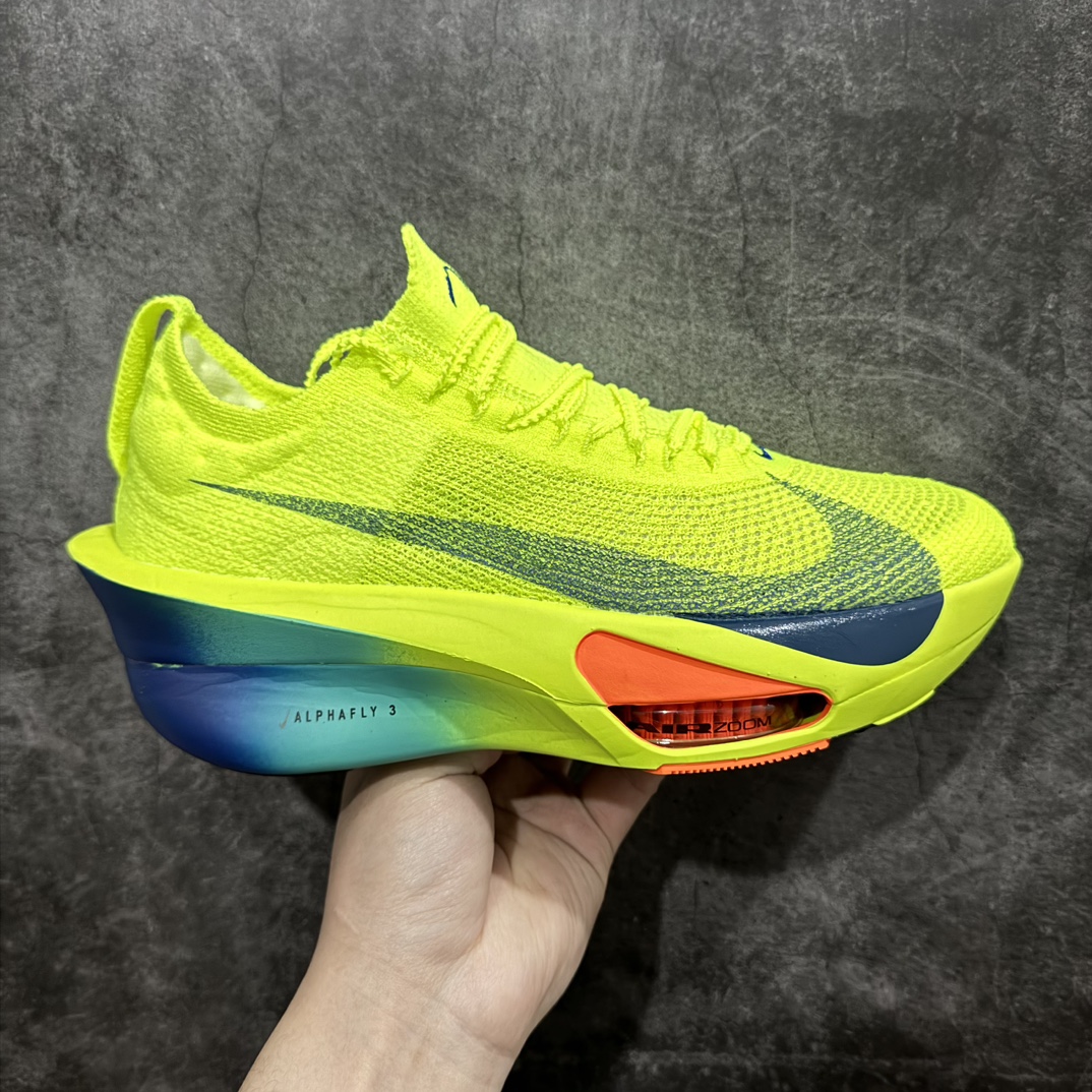 【纯原版】NK Air Zoom Alphafly NEXT% 3 2024全新马拉松超级跑鞋 ZD3555-600nn有史以来最轻盈、测试次数最多的NK Alphafly 经过精英马拉松运动员的测试验证 并搭载Air Zoom气垫 旨在助力跑者实现突破 取得更佳的成绩 在开发过程中 Alphafly 3帮助耐克运动员凯尔文·基普图姆（Kelvin Kiptum）以2:00:35的成绩刷新了马拉松世界纪录 Alphafly的动力设计没有改变——Air Zoom气垫单元、Flyplate碳纤维板和ZoomX泡绵 但是整体系统的制作方法略有调整 优化和提升了对运动员的帮助 主要更新包括一体式鞋底 提供顺畅稳定的“后跟到脚趾”过渡；更宽的全长Flyplate碳纤维板提供稳定助推力 全新Fast Shot外底保证出色牵引力和抓地力 全新Atomknit 3.0鞋面提供更强的控制力、透气性和中足支撑力  尺码：36 36.5 37.5 38 38.5 39 40 40.5 41 42 42.5 43 44 44.5 45 46 编码：HH340360-鞋库