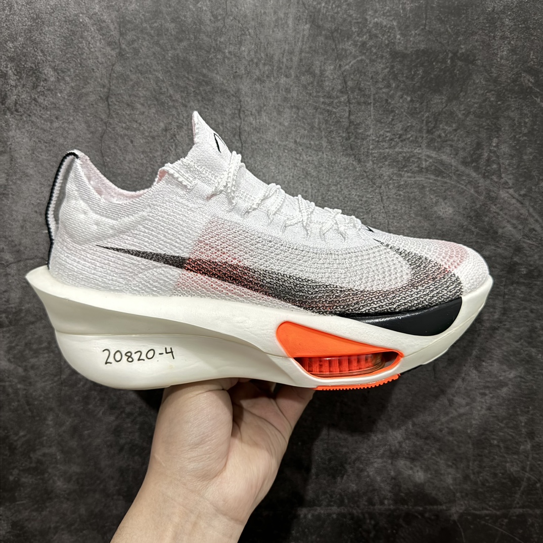 【纯原版】NK Air Zoom Alphafly NEXT% 3 2024全新马拉松超级跑鞋 FD8356-100nn有史以来最轻盈、测试次数最多的NK Alphafly 经过精英马拉松运动员的测试验证 并搭载Air Zoom气垫 旨在助力跑者实现突破 取得更佳的成绩 在开发过程中 Alphafly 3帮助耐克运动员凯尔文·基普图姆（Kelvin Kiptum）以2:00:35的成绩刷新了马拉松世界纪录 Alphafly的动力设计没有改变——Air Zoom气垫单元、Flyplate碳纤维板和ZoomX泡绵 但是整体系统的制作方法略有调整 优化和提升了对运动员的帮助 主要更新包括一体式鞋底 提供顺畅稳定的“后跟到脚趾”过渡；更宽的全长Flyplate碳纤维板提供稳定助推力 全新Fast Shot外底保证出色牵引力和抓地力 全新Atomknit 3.0鞋面提供更强的控制力、透气性和中足支撑力  尺码：36 36.5 37.5 38 38.5 39 40 40.5 41 42 42.5 43 44 44.5 45 46 编码：HH340360-鞋库