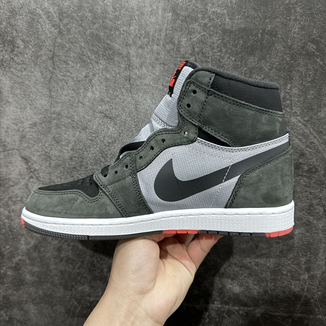 图片[2]-【纯原x版】Air Jordan 1 High Element\”Gore-Tex Sky J Purple\”AJ1代经典复古经典高帮百搭文化篮球鞋“黑灰防水”DB2889-002nn男女鞋真标半码制n原楦原纸版开发版型n采用头层磨砂皮革组合防水防撕裂物料鞋面材质n立体填充鞋舌海绵 中底注胶孔及缜密中底拉帮工艺n外置耐磨防滑隔色橡胶大底❗️ 尺码：36 36.5 37.5 38 38.5 39 40 40.5 41 42 42.5 43 44 44.5 45 46 47.5n如今已经入秋，雨雪天气自然也会逐渐变多，因此一双能够防水的球鞋就显得十分重要。而要挑选一双既有颜值又能防水的球鞋，Air Jordan 1 Element Gore-Tex 应该是个不错的选择。近期，一双全新 Air Jordan 1 Element Gore-Tex “Sky J Purple” 官图曝光。整双鞋保留 Air Jordan 1 最经典的 9 孔造型，鞋面以 Gore-Tex 和麂皮面料包裹，同时兼备质感与功能性。黄色和海军蓝色的鞋身，也非常适合秋季搭配，无论大衣还是夹克都轻松驾驭。 编码：LDS310330-鞋库