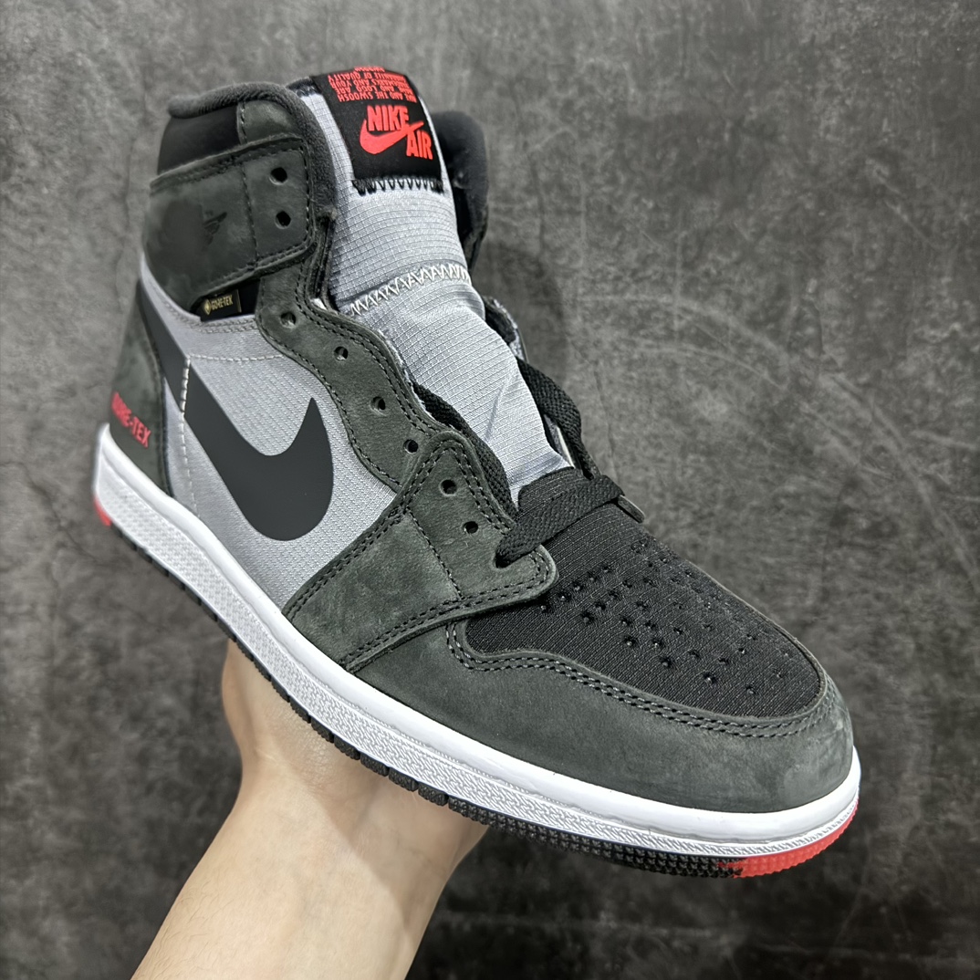 图片[3]-【纯原x版】Air Jordan 1 High Element\”Gore-Tex Sky J Purple\”AJ1代经典复古经典高帮百搭文化篮球鞋“黑灰防水”DB2889-002nn男女鞋真标半码制n原楦原纸版开发版型n采用头层磨砂皮革组合防水防撕裂物料鞋面材质n立体填充鞋舌海绵 中底注胶孔及缜密中底拉帮工艺n外置耐磨防滑隔色橡胶大底❗️ 尺码：36 36.5 37.5 38 38.5 39 40 40.5 41 42 42.5 43 44 44.5 45 46 47.5n如今已经入秋，雨雪天气自然也会逐渐变多，因此一双能够防水的球鞋就显得十分重要。而要挑选一双既有颜值又能防水的球鞋，Air Jordan 1 Element Gore-Tex 应该是个不错的选择。近期，一双全新 Air Jordan 1 Element Gore-Tex “Sky J Purple” 官图曝光。整双鞋保留 Air Jordan 1 最经典的 9 孔造型，鞋面以 Gore-Tex 和麂皮面料包裹，同时兼备质感与功能性。黄色和海军蓝色的鞋身，也非常适合秋季搭配，无论大衣还是夹克都轻松驾驭。 编码：LDS310330-鞋库