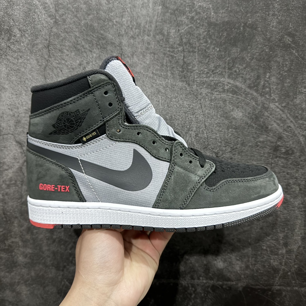 【纯原x版】Air Jordan 1 High Element\”Gore-Tex Sky J Purple\”AJ1代经典复古经典高帮百搭文化篮球鞋“黑灰防水”DB2889-002nn男女鞋真标半码制n原楦原纸版开发版型n采用头层磨砂皮革组合防水防撕裂物料鞋面材质n立体填充鞋舌海绵 中底注胶孔及缜密中底拉帮工艺n外置耐磨防滑隔色橡胶大底❗️ 尺码：36 36.5 37.5 38 38.5 39 40 40.5 41 42 42.5 43 44 44.5 45 46 47.5n如今已经入秋，雨雪天气自然也会逐渐变多，因此一双能够防水的球鞋就显得十分重要。而要挑选一双既有颜值又能防水的球鞋，Air Jordan 1 Element Gore-Tex 应该是个不错的选择。近期，一双全新 Air Jordan 1 Element Gore-Tex “Sky J Purple” 官图曝光。整双鞋保留 Air Jordan 1 最经典的 9 孔造型，鞋面以 Gore-Tex 和麂皮面料包裹，同时兼备质感与功能性。黄色和海军蓝色的鞋身，也非常适合秋季搭配，无论大衣还是夹克都轻松驾驭。 编码：LDS310330-鞋库