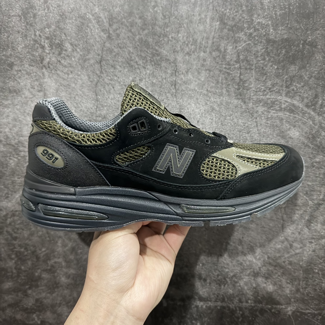 【总裁版】STONE ISLAND x New Balance NB 991 石头岛联名 黑橄榄绿 U991SD2nn原鞋开发 新开独立私模大底全网唯一正确组合大底 高端零售专供产物原档案3D模具，原纸板，原厂楦头打造完美鞋型n台湾原厂猪巴戈卡色精准校对无色差n原厂防伪标 同步原版配件 鞋撑纸…..所有材料均原厂订购！n历史3个月自主开发定单，媲美专柜正品，供货稳定，主打款式！欢迎对比品质！此款细节 鞋型是市售以来出的最正的批次！ 尺码：36 37 37.5 38 38.5 39.5 40 40.5 41.5 42 42.5 43 44 44.5 45 46.5 编码：NM350270-鞋库