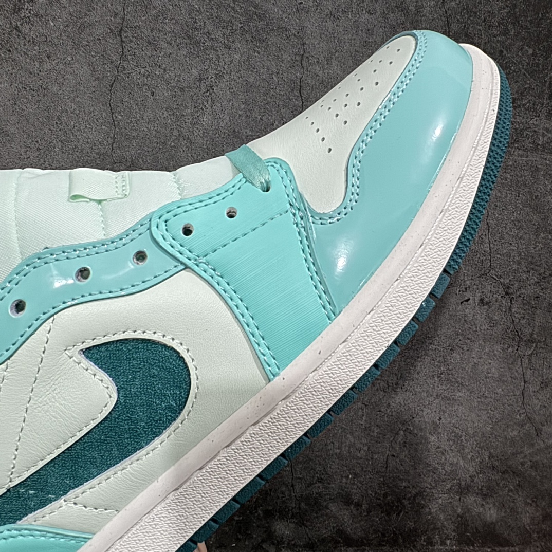 图片[6]-【DT纯原】Air Jordan AJ1 Mid 中帮 冰蓝DZ3745-300n终端优势供应 市面中低帮最具代表性版本没有之一 口碑大厂出品 品控大底版型不断改良更新 全套原纸板楦头开发 确保原汁原味 完美呈现版型 完美零毛边处理 原厂内置全掌气垫 价格定位良心 平台专用代工流水线出品 一眼公司既视感 拿到手的一瞬间就与众不同 碾压市面所有版本 全部原鞋开发 每一个配色都会采购原鞋确认细节 打破市面看图做货无好货之说 SIZE：35.5 36 36.5 37.5 38 38.5 39 40 40.5 41 42 42.5 43 44 44.5 45 46 编码：DT200210-鞋库