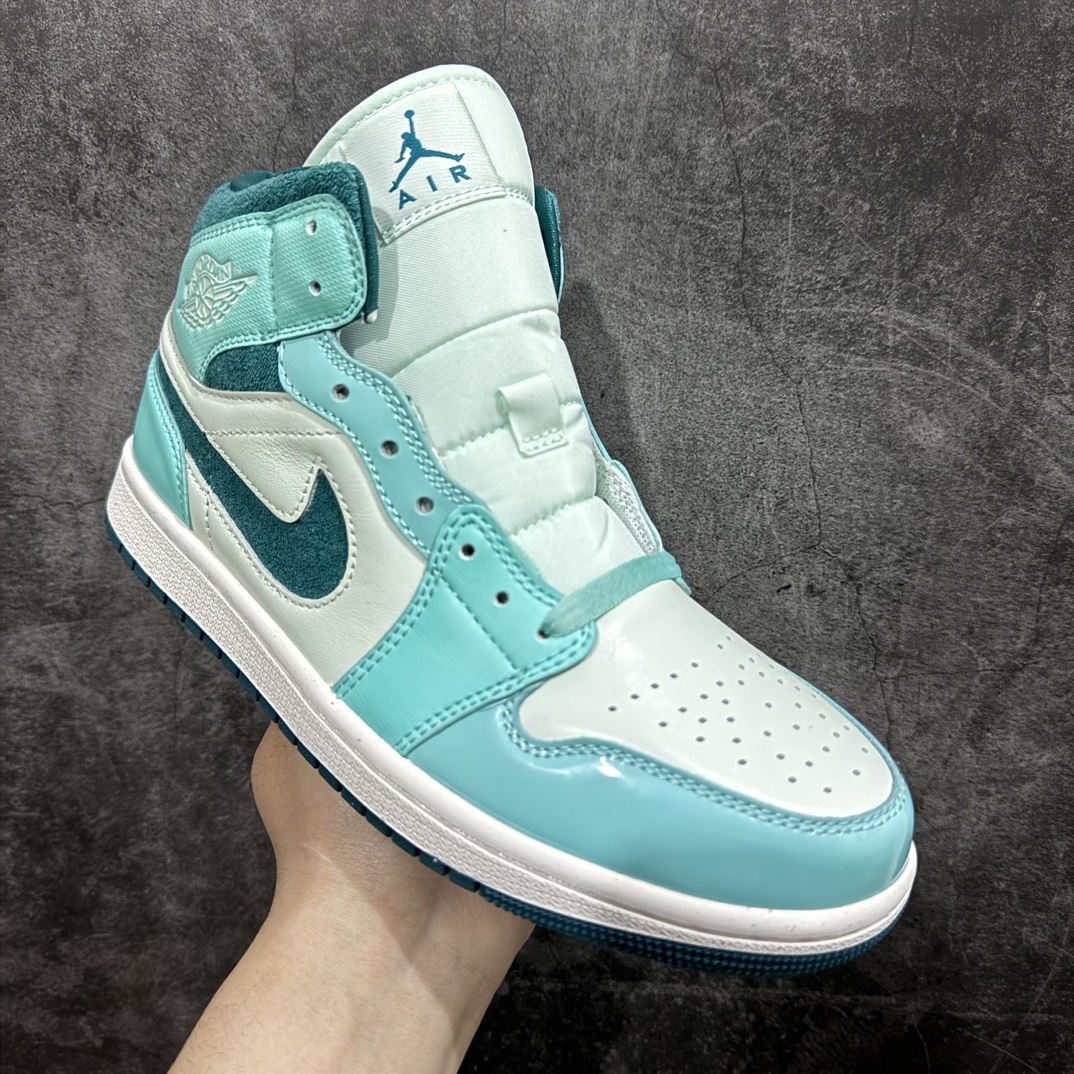 图片[3]-【DT纯原】Air Jordan AJ1 Mid 中帮 冰蓝DZ3745-300n终端优势供应 市面中低帮最具代表性版本没有之一 口碑大厂出品 品控大底版型不断改良更新 全套原纸板楦头开发 确保原汁原味 完美呈现版型 完美零毛边处理 原厂内置全掌气垫 价格定位良心 平台专用代工流水线出品 一眼公司既视感 拿到手的一瞬间就与众不同 碾压市面所有版本 全部原鞋开发 每一个配色都会采购原鞋确认细节 打破市面看图做货无好货之说 SIZE：35.5 36 36.5 37.5 38 38.5 39 40 40.5 41 42 42.5 43 44 44.5 45 46 编码：DT200210-莆田鞋批发中心