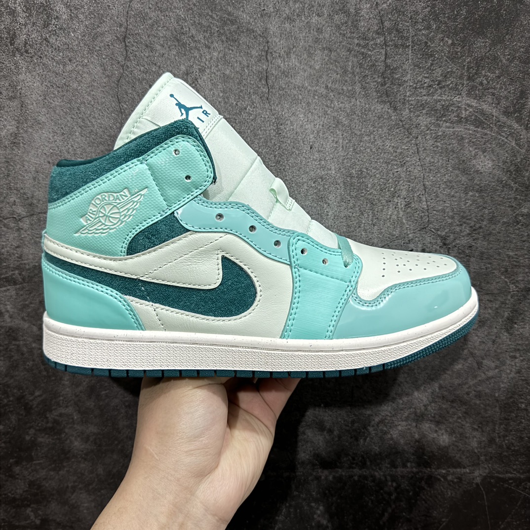 【DT纯原】Air Jordan AJ1 Mid 中帮 冰蓝DZ3745-300n终端优势供应 市面中低帮最具代表性版本没有之一 口碑大厂出品 品控大底版型不断改良更新 全套原纸板楦头开发 确保原汁原味 完美呈现版型 完美零毛边处理 原厂内置全掌气垫 价格定位良心 平台专用代工流水线出品 一眼公司既视感 拿到手的一瞬间就与众不同 碾压市面所有版本 全部原鞋开发 每一个配色都会采购原鞋确认细节 打破市面看图做货无好货之说 SIZE：35.5 36 36.5 37.5 38 38.5 39 40 40.5 41 42 42.5 43 44 44.5 45 46 编码：DT200210-鞋库