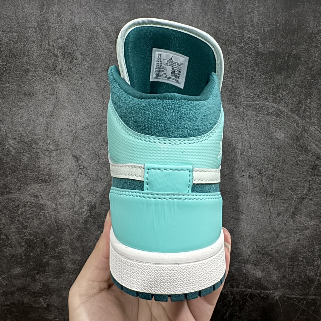 图片[4]-【DT纯原】Air Jordan AJ1 Mid 中帮 冰蓝DZ3745-300n终端优势供应 市面中低帮最具代表性版本没有之一 口碑大厂出品 品控大底版型不断改良更新 全套原纸板楦头开发 确保原汁原味 完美呈现版型 完美零毛边处理 原厂内置全掌气垫 价格定位良心 平台专用代工流水线出品 一眼公司既视感 拿到手的一瞬间就与众不同 碾压市面所有版本 全部原鞋开发 每一个配色都会采购原鞋确认细节 打破市面看图做货无好货之说 SIZE：35.5 36 36.5 37.5 38 38.5 39 40 40.5 41 42 42.5 43 44 44.5 45 46 编码：DT200210-莆田鞋批发中心