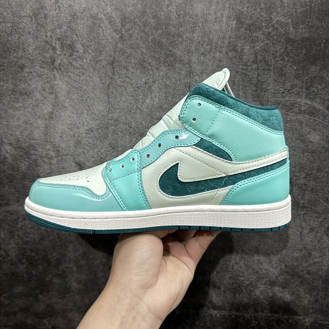 图片[2]-【DT纯原】Air Jordan AJ1 Mid 中帮 冰蓝DZ3745-300n终端优势供应 市面中低帮最具代表性版本没有之一 口碑大厂出品 品控大底版型不断改良更新 全套原纸板楦头开发 确保原汁原味 完美呈现版型 完美零毛边处理 原厂内置全掌气垫 价格定位良心 平台专用代工流水线出品 一眼公司既视感 拿到手的一瞬间就与众不同 碾压市面所有版本 全部原鞋开发 每一个配色都会采购原鞋确认细节 打破市面看图做货无好货之说 SIZE：35.5 36 36.5 37.5 38 38.5 39 40 40.5 41 42 42.5 43 44 44.5 45 46 编码：DT200210-莆田鞋批发中心