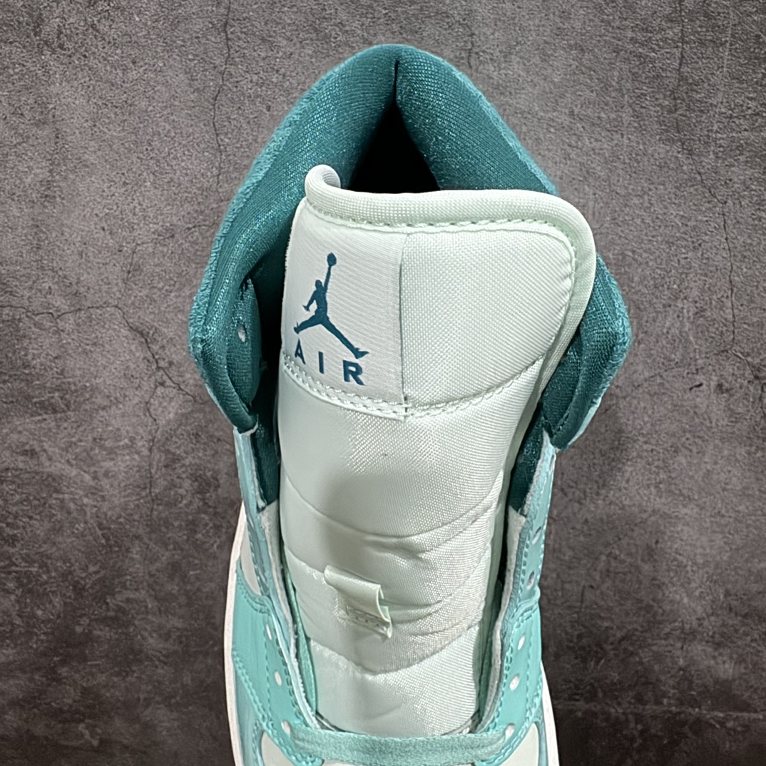 图片[8]-【DT纯原】Air Jordan AJ1 Mid 中帮 冰蓝DZ3745-300n终端优势供应 市面中低帮最具代表性版本没有之一 口碑大厂出品 品控大底版型不断改良更新 全套原纸板楦头开发 确保原汁原味 完美呈现版型 完美零毛边处理 原厂内置全掌气垫 价格定位良心 平台专用代工流水线出品 一眼公司既视感 拿到手的一瞬间就与众不同 碾压市面所有版本 全部原鞋开发 每一个配色都会采购原鞋确认细节 打破市面看图做货无好货之说 SIZE：35.5 36 36.5 37.5 38 38.5 39 40 40.5 41 42 42.5 43 44 44.5 45 46 编码：DT200210-鞋库