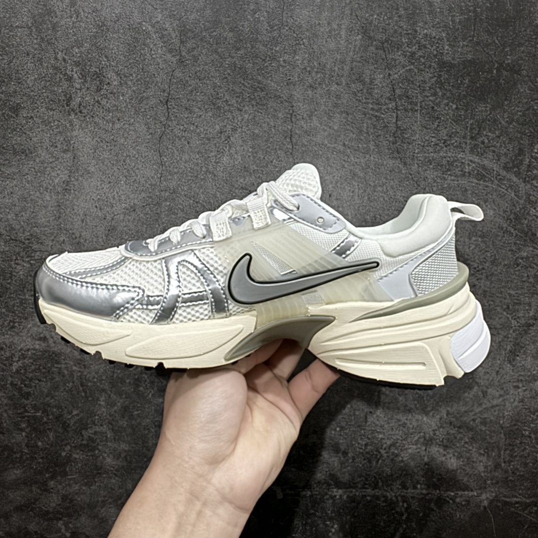 200  【正确组合底版】NK V2k Runtekk ”Summit White Metallic Silver''复古老爹鞋跑步鞋灰白 FD0736-103