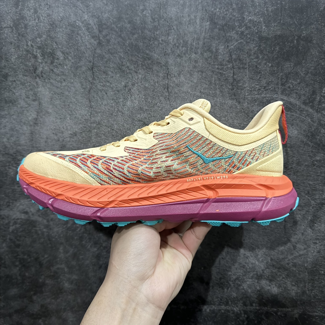 图片[2]-【公司级】HOKA ONE ONE Mafate Speed 4 飞速玛法特4代系列低帮轻量户外越野休闲运动慢跑鞋HOKA ONE ONE是来自美国的跑步鞋知名品牌，创立于2009年，始终致力于为所有跑者提供更新、更好的跑步装备。相比常规跑鞋，HOKA ONE ONE特别研发使用性能独特的几何形跑鞋中底，此种鞋底更厚、更高、回弹性也更好，除了卓越的缓冲性能，它还能为各种阶段的跑者带来更具动感、更加稳定的跑步体验。HOKAONE ONE从设计之初就清楚意识到，要保证跑者步幅的均匀一致，双脚自然而然的运动至关重要。n 尺码：36 36.5 37.5 38 39 40 40.5 41 42 42.5 43 44 45 46 编码：NM280300-莆田鞋批发中心