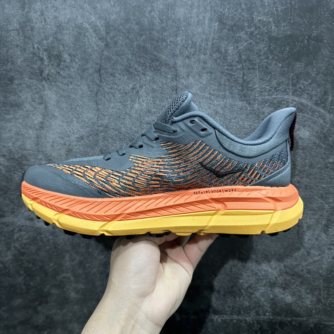 图片[2]-【公司级】HOKA ONE ONE Mafate Speed 4 飞速玛法特4代系列低帮轻量户外越野休闲运动慢跑鞋HOKA ONE ONE是来自美国的跑步鞋知名品牌，创立于2009年，始终致力于为所有跑者提供更新、更好的跑步装备。相比常规跑鞋，HOKA ONE ONE特别研发使用性能独特的几何形跑鞋中底，此种鞋底更厚、更高、回弹性也更好，除了卓越的缓冲性能，它还能为各种阶段的跑者带来更具动感、更加稳定的跑步体验。HOKAONE ONE从设计之初就清楚意识到，要保证跑者步幅的均匀一致，双脚自然而然的运动至关重要。n 尺码：36 36.5 37.5 38 39 40 40.5 41 42 42.5 43 44 45 46 编码：NM280300-莆田鞋批发中心