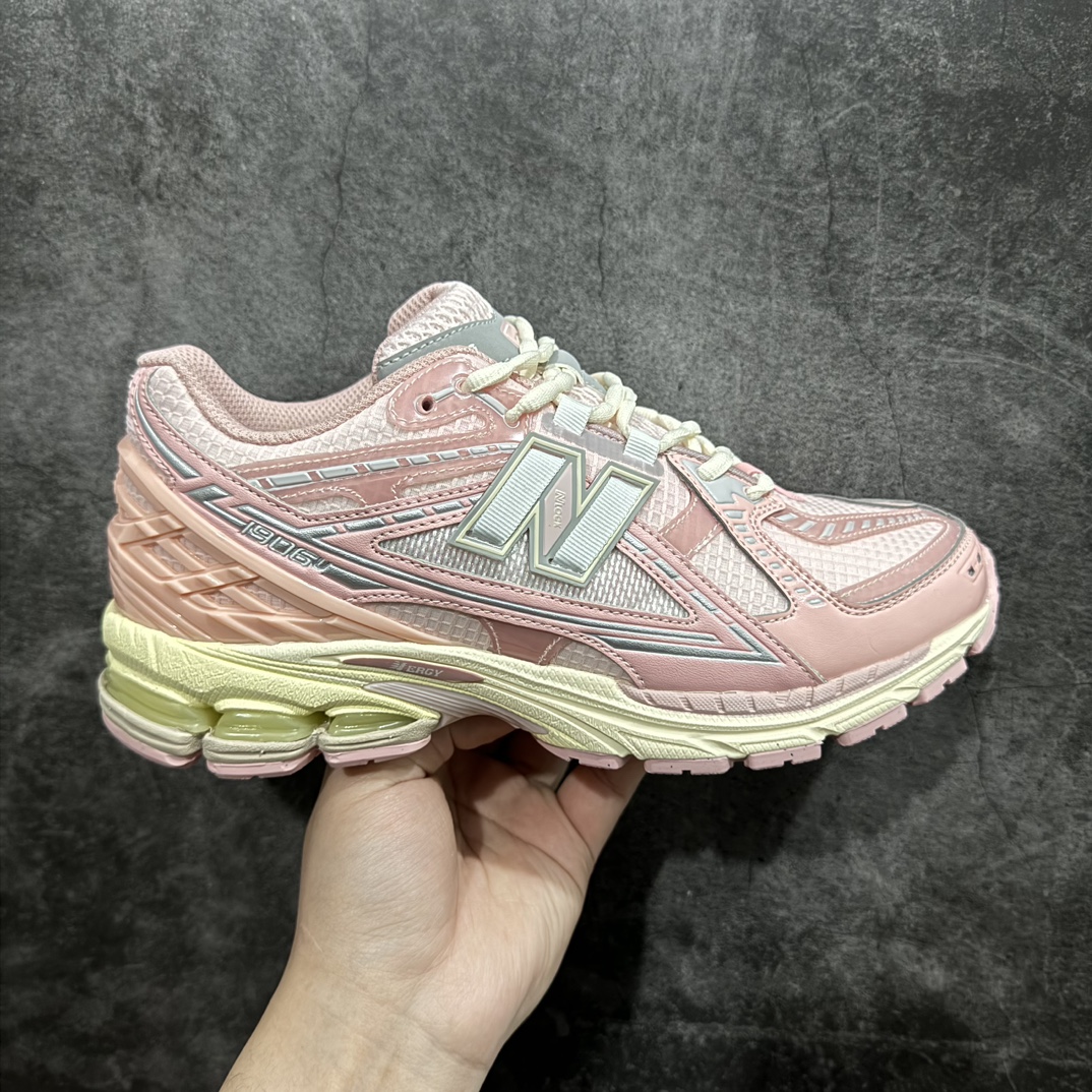 【纯原C版】New Balance M1906系列 NB1906粉色 M1906NLNnn鞋侧 N 字 Logo 装饰有 N-Lock 字样，编织材料直接穿出作为鞋带孔使用，增强侧向包裹。ERGY 缓震系统，Ortholite 鞋垫，还有鞋跟镂空的 TPU 框架，延续了 New Balance 一如既往的优秀脚感。鞋身各处的配色搭配形成更强的对比，上脚不错，十分百搭❗n Size：36 37 37.5 38 38.5 39.5 40 40.5 41.5 42 42.5 43 44 44.5 45 编码：JP260280-莆田鞋批发中心