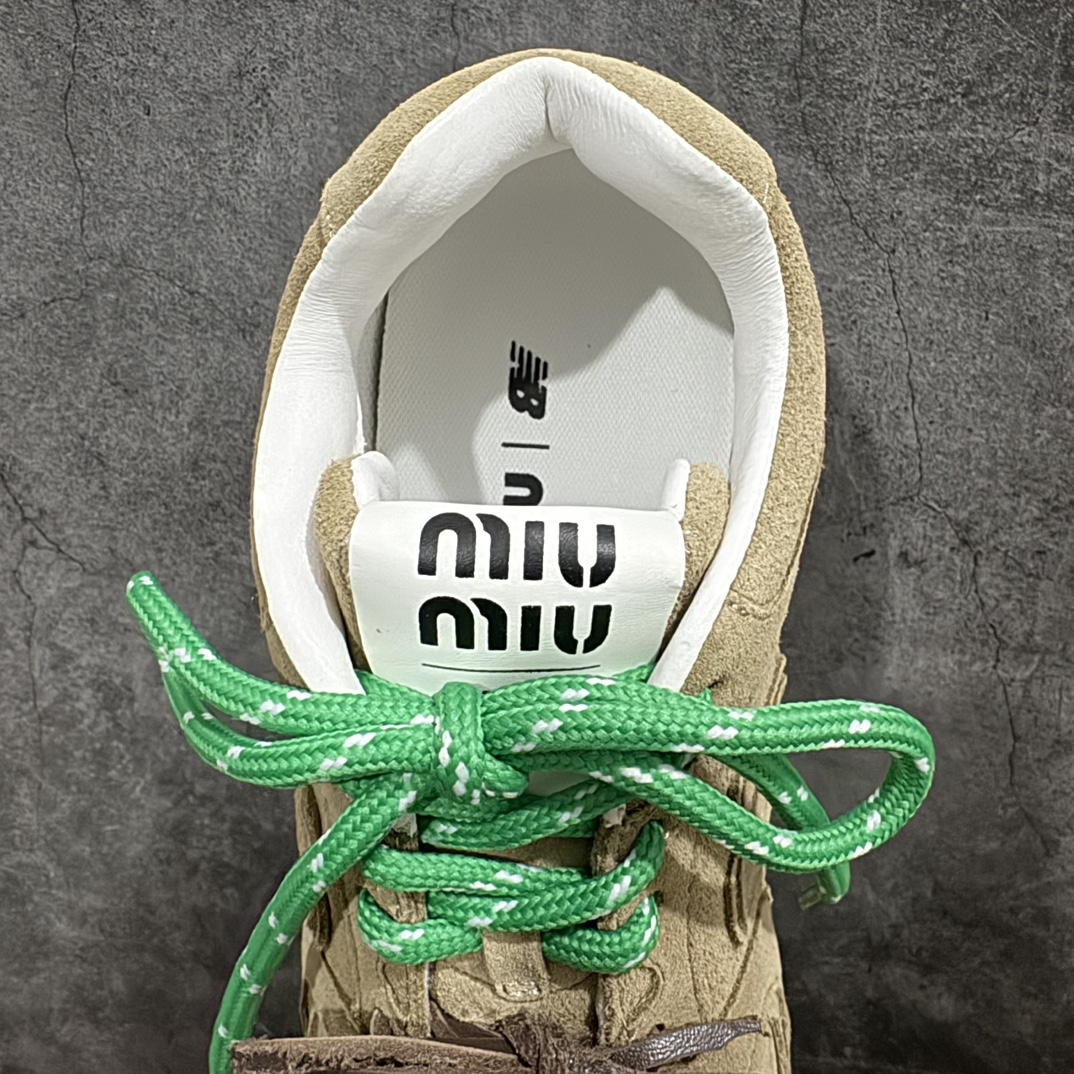 图片[8]-【广东纯原版本】Miumiu x New Balance NB24S联名款运动鞋  缪缪大秀上爆出的这双与New Balance 新百伦联名款运动 球鞋 后全球各大代购官网火爆上市.24s开春走秀场曝光、非常流行的美拉德配色平底鞋，双鞋带设计、独特风格，非常有质感！上脚非常轻便 百搭 全球以及国内社交平台已爆众多上脚图 多位顶级流量明星立捧n面料:  原版定制牛反绒n内里:  进口透网布拼接羊皮里n鞋底:  原版开模牛筋大底n底厚：2.5CM 尺码：35 36 37 38 39 40 编码：TL420440-鞋库