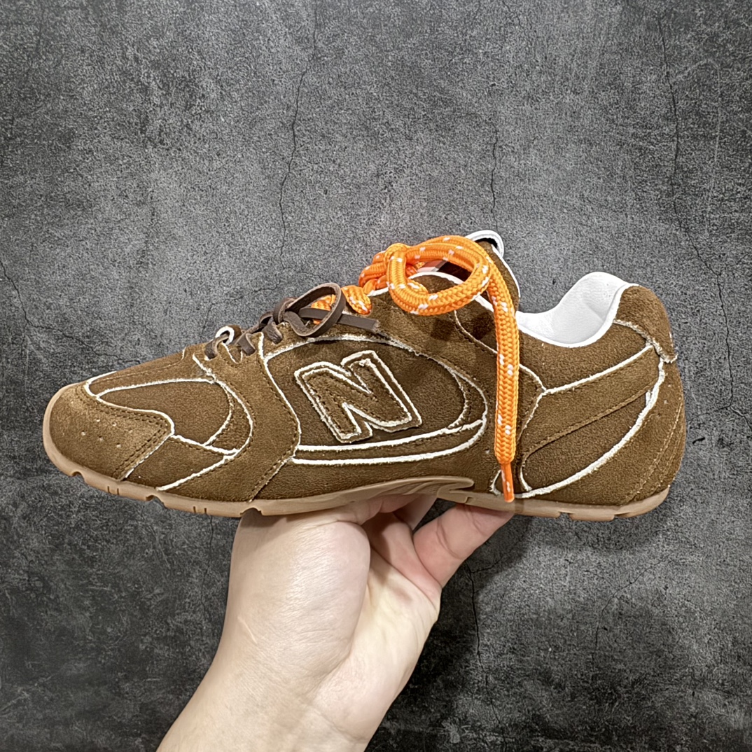 图片[2]-【广东纯原版本】Miumiu x New Balance NB24S联名款运动鞋  缪缪大秀上爆出的这双与New Balance 新百伦联名款运动 球鞋 后全球各大代购官网火爆上市.24s开春走秀场曝光、非常流行的美拉德配色平底鞋，双鞋带设计、独特风格，非常有质感！上脚非常轻便 百搭 全球以及国内社交平台已爆众多上脚图 多位顶级流量明星立捧n面料:  原版定制牛反绒n内里:  进口透网布拼接羊皮里n鞋底:  原版开模牛筋大底n底厚：2.5CM 尺码：35 36 37 38 39 40 编码：TL420440-鞋库