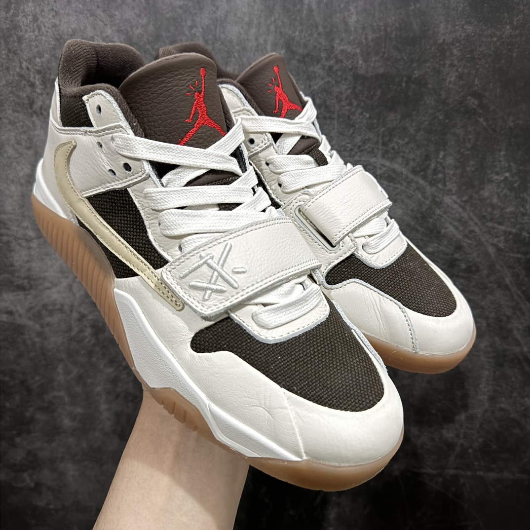 【God纯原】Travis Scott x Jordan AJ Cut The Check TS倒钩联名魔术贴篮球鞋 FZ8117-100nn原厂全套原楦原纸板冲刀磨具开发 原厂皮料加持 原厂港宝加持定型后跟R度完美 同源原厂电绣 鬼脸飞翼针数密度立体效果一致 百分百一致原鞋 原厂拉帮工艺 针距密度一致 后跟弧度收口自然不对折 极致一眼正品既视感 进口玻璃冲刀皮料裁剪零毛边 全鞋电脑针车工艺 品控清洁度最高QC检验标准 免检产品 原厂订购鞋盒、布袋、鞋标、防尘纸、鞋撑、鞋带 追求极致的原厂味道 配色方面采用白色为基础 搭配棕色框架呈现 完美还原了初代倒钩的配色设计 细节方面 标志性的反钩Swoosh采用米色点缀 鞋面还带有特殊的魔术贴细节 此外在鞋舌、后跟部分均带有Cactus Jack厂牌Logo 彰显鞋款特殊身份nSIZE：40 40.5 41 42 42.5 43 44 44.5 45 46 47.5 编码：JP420450-鞋库