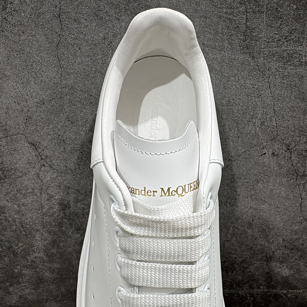 图片[8]-【顶级特价版】长期补货，亚历山大 Alexander McQueen 麦昆小白鞋， 现12个配色，以下六色先出，其余六色马上到货 全套专柜包装物及配件(附送快递加固牛皮纸盒) 外盒标嵌入核心防伪芯片装置,秒杀市面文案版本 鞋底支持NFC原码独立扫描 采用丝绸硬质头层小牛皮鞋面材质 内外超软小羊皮贴脚透气及超软PU脚感乳胶物料鞋 外置原抽真空高密度增高底 白色光滑牛皮革系带运动鞋，圆头设计，鞋跟点缀黑色绒面革细节。搭配宽扁鞋带，鞋舌和后帮饰有 Alexander McQueen 品牌标志。阔型橡胶鞋底。运动鞋另配一副白色鞋带材料 100% 小牛皮 所有细节与原版一致 尺码：35 36 37 38 39 40 41 42 43 44 45-选品中心