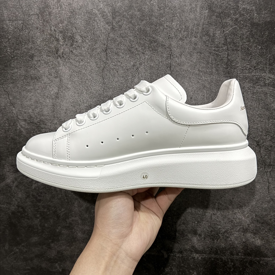 图片[2]-【顶级特价版】长期补货，亚历山大 Alexander McQueen 麦昆小白鞋， 现12个配色，以下六色先出，其余六色马上到货 全套专柜包装物及配件(附送快递加固牛皮纸盒) 外盒标嵌入核心防伪芯片装置,秒杀市面文案版本 鞋底支持NFC原码独立扫描 采用丝绸硬质头层小牛皮鞋面材质 内外超软小羊皮贴脚透气及超软PU脚感乳胶物料鞋 外置原抽真空高密度增高底 白色光滑牛皮革系带运动鞋，圆头设计，鞋跟点缀黑色绒面革细节。搭配宽扁鞋带，鞋舌和后帮饰有 Alexander McQueen 品牌标志。阔型橡胶鞋底。运动鞋另配一副白色鞋带材料 100% 小牛皮 所有细节与原版一致 尺码：35 36 37 38 39 40 41 42 43 44 45-选品中心