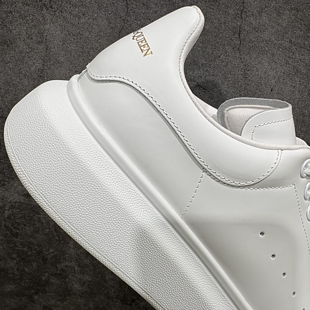 图片[7]-【顶级特价版】长期补货，亚历山大 Alexander McQueen 麦昆小白鞋， 现12个配色，以下六色先出，其余六色马上到货 全套专柜包装物及配件(附送快递加固牛皮纸盒) 外盒标嵌入核心防伪芯片装置,秒杀市面文案版本 鞋底支持NFC原码独立扫描 采用丝绸硬质头层小牛皮鞋面材质 内外超软小羊皮贴脚透气及超软PU脚感乳胶物料鞋 外置原抽真空高密度增高底 白色光滑牛皮革系带运动鞋，圆头设计，鞋跟点缀黑色绒面革细节。搭配宽扁鞋带，鞋舌和后帮饰有 Alexander McQueen 品牌标志。阔型橡胶鞋底。运动鞋另配一副白色鞋带材料 100% 小牛皮 所有细节与原版一致 尺码：35 36 37 38 39 40 41 42 43 44 45-选品中心