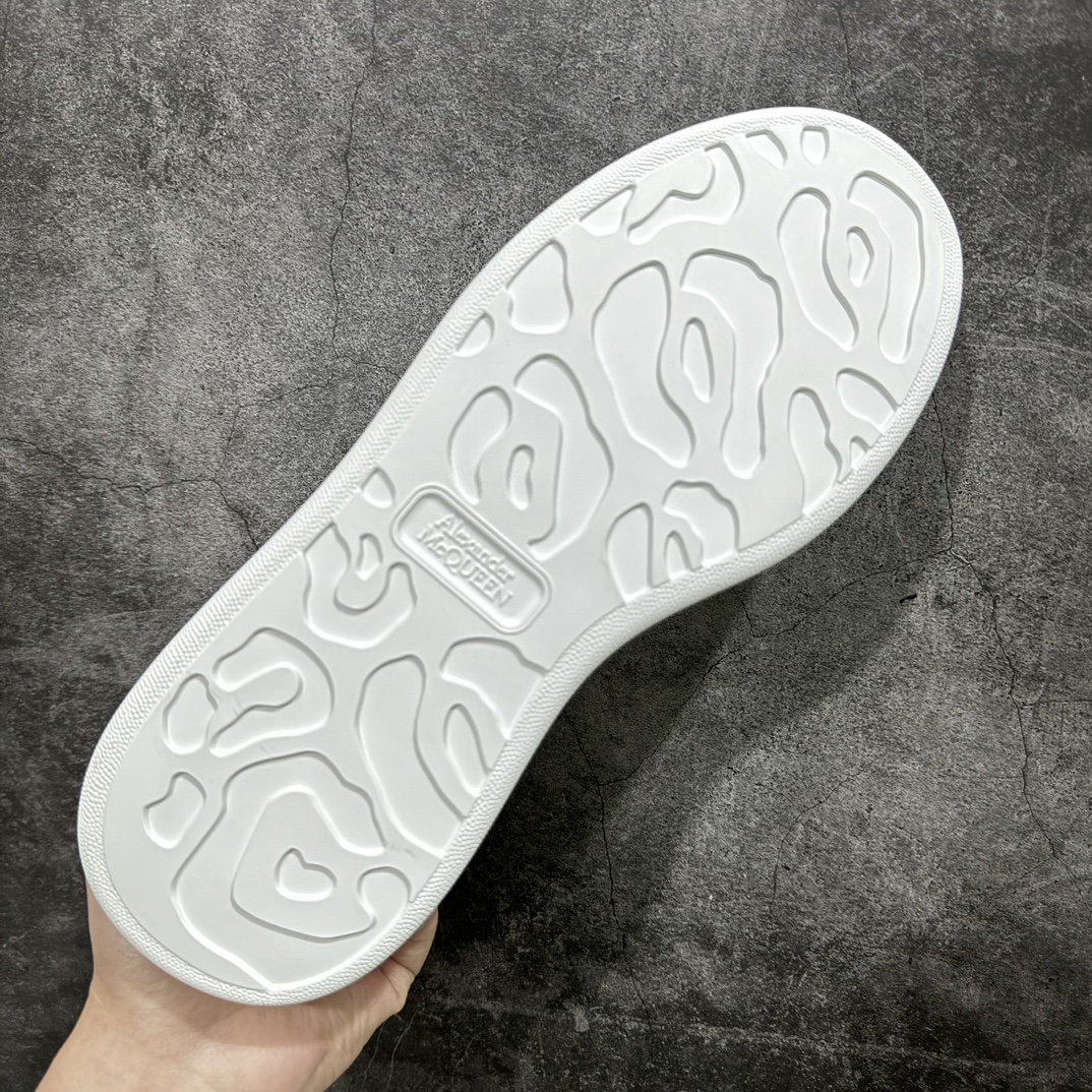 图片[9]-【顶级特价版】长期补货，亚历山大 Alexander McQueen 麦昆小白鞋， 现12个配色，以下六色先出，其余六色马上到货 全套专柜包装物及配件(附送快递加固牛皮纸盒) 外盒标嵌入核心防伪芯片装置,秒杀市面文案版本 鞋底支持NFC原码独立扫描 采用丝绸硬质头层小牛皮鞋面材质 内外超软小羊皮贴脚透气及超软PU脚感乳胶物料鞋 外置原抽真空高密度增高底 白色光滑牛皮革系带运动鞋，圆头设计，鞋跟点缀黑色绒面革细节。搭配宽扁鞋带，鞋舌和后帮饰有 Alexander McQueen 品牌标志。阔型橡胶鞋底。运动鞋另配一副白色鞋带材料 100% 小牛皮 所有细节与原版一致 尺码：35 36 37 38 39 40 41 42 43 44 45-选品中心