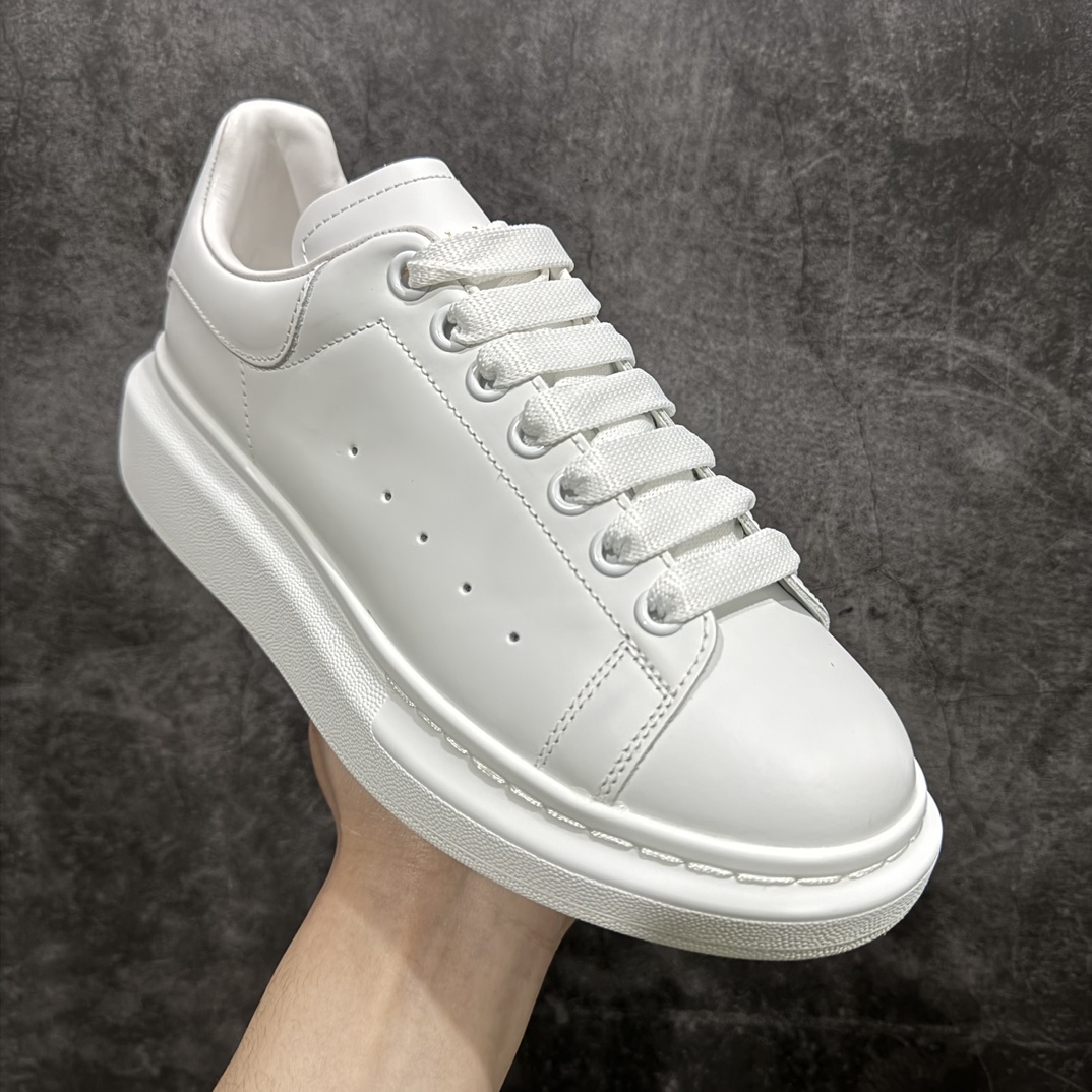 图片[3]-【顶级特价版】长期补货，亚历山大 Alexander McQueen 麦昆小白鞋， 现12个配色，以下六色先出，其余六色马上到货 全套专柜包装物及配件(附送快递加固牛皮纸盒) 外盒标嵌入核心防伪芯片装置,秒杀市面文案版本 鞋底支持NFC原码独立扫描 采用丝绸硬质头层小牛皮鞋面材质 内外超软小羊皮贴脚透气及超软PU脚感乳胶物料鞋 外置原抽真空高密度增高底 白色光滑牛皮革系带运动鞋，圆头设计，鞋跟点缀黑色绒面革细节。搭配宽扁鞋带，鞋舌和后帮饰有 Alexander McQueen 品牌标志。阔型橡胶鞋底。运动鞋另配一副白色鞋带材料 100% 小牛皮 所有细节与原版一致 尺码：35 36 37 38 39 40 41 42 43 44 45-选品中心