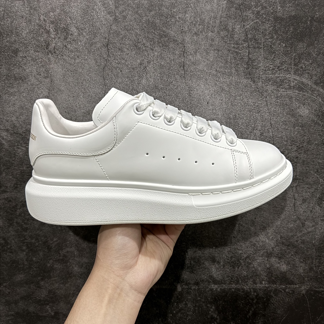 【顶级特价版】长期补货,亚历山大 Alexander McQueen 麦昆小白鞋, 现12个配色,以下六色先出,其余六色马上到货 全套专柜包装物及配件(附送快递加固牛皮纸盒) 外盒标嵌入核心防伪芯片装置,秒杀市面文案版本 鞋底支持NFC原码独立扫描 采用丝绸硬质头层小牛皮鞋面材质 内外超软小羊皮贴脚透气及超软PU脚感乳胶物料鞋 外置原抽真空高密度增高底 白色光滑牛皮革系带运动鞋,圆头设计,鞋跟点缀黑色绒面革细节。搭配宽扁鞋带,鞋舌和后帮饰有 Alexander McQueen 品牌标志。阔型橡胶鞋底。运动鞋另配一副白色鞋带材料 100% 小牛皮 所有细节与原版一致 尺码:35 36 37 38 39 40 41 42 43 44 45-选品中心