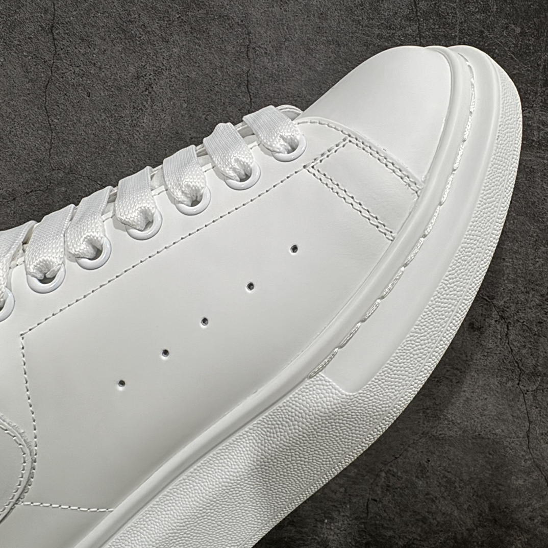 图片[6]-【顶级特价版】长期补货，亚历山大 Alexander McQueen 麦昆小白鞋， 现12个配色，以下六色先出，其余六色马上到货 全套专柜包装物及配件(附送快递加固牛皮纸盒) 外盒标嵌入核心防伪芯片装置,秒杀市面文案版本 鞋底支持NFC原码独立扫描 采用丝绸硬质头层小牛皮鞋面材质 内外超软小羊皮贴脚透气及超软PU脚感乳胶物料鞋 外置原抽真空高密度增高底 白色光滑牛皮革系带运动鞋，圆头设计，鞋跟点缀黑色绒面革细节。搭配宽扁鞋带，鞋舌和后帮饰有 Alexander McQueen 品牌标志。阔型橡胶鞋底。运动鞋另配一副白色鞋带材料 100% 小牛皮 所有细节与原版一致 尺码：35 36 37 38 39 40 41 42 43 44 45-选品中心