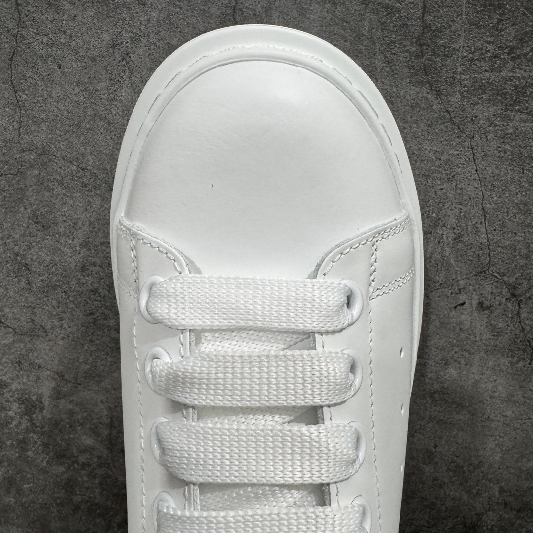 图片[5]-【顶级特价版】长期补货，亚历山大 Alexander McQueen 麦昆小白鞋， 现12个配色，以下六色先出，其余六色马上到货 全套专柜包装物及配件(附送快递加固牛皮纸盒) 外盒标嵌入核心防伪芯片装置,秒杀市面文案版本 鞋底支持NFC原码独立扫描 采用丝绸硬质头层小牛皮鞋面材质 内外超软小羊皮贴脚透气及超软PU脚感乳胶物料鞋 外置原抽真空高密度增高底 白色光滑牛皮革系带运动鞋，圆头设计，鞋跟点缀黑色绒面革细节。搭配宽扁鞋带，鞋舌和后帮饰有 Alexander McQueen 品牌标志。阔型橡胶鞋底。运动鞋另配一副白色鞋带材料 100% 小牛皮 所有细节与原版一致 尺码：35 36 37 38 39 40 41 42 43 44 45-选品中心