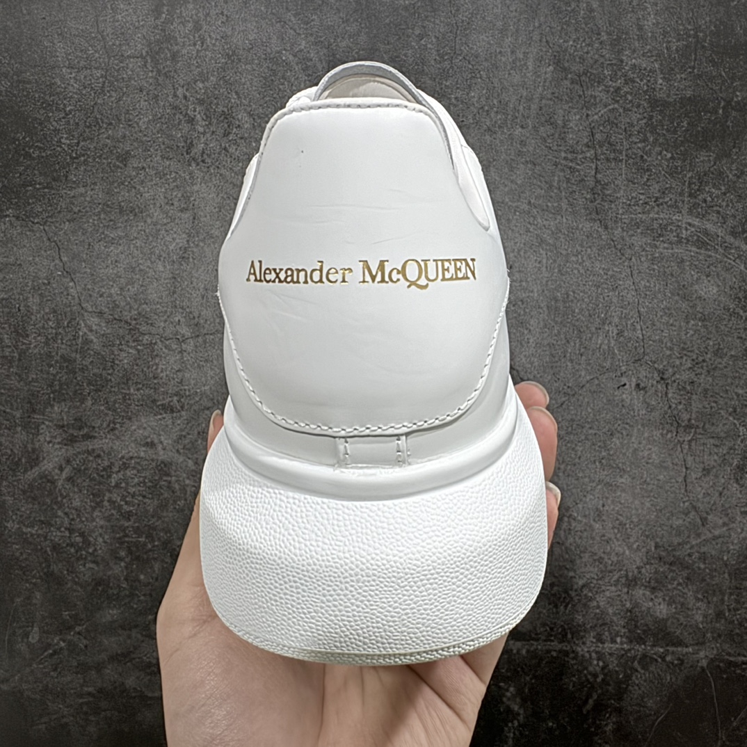 图片[4]-【顶级特价版】长期补货，亚历山大 Alexander McQueen 麦昆小白鞋， 现12个配色，以下六色先出，其余六色马上到货 全套专柜包装物及配件(附送快递加固牛皮纸盒) 外盒标嵌入核心防伪芯片装置,秒杀市面文案版本 鞋底支持NFC原码独立扫描 采用丝绸硬质头层小牛皮鞋面材质 内外超软小羊皮贴脚透气及超软PU脚感乳胶物料鞋 外置原抽真空高密度增高底 白色光滑牛皮革系带运动鞋，圆头设计，鞋跟点缀黑色绒面革细节。搭配宽扁鞋带，鞋舌和后帮饰有 Alexander McQueen 品牌标志。阔型橡胶鞋底。运动鞋另配一副白色鞋带材料 100% 小牛皮 所有细节与原版一致 尺码：35 36 37 38 39 40 41 42 43 44 45-选品中心