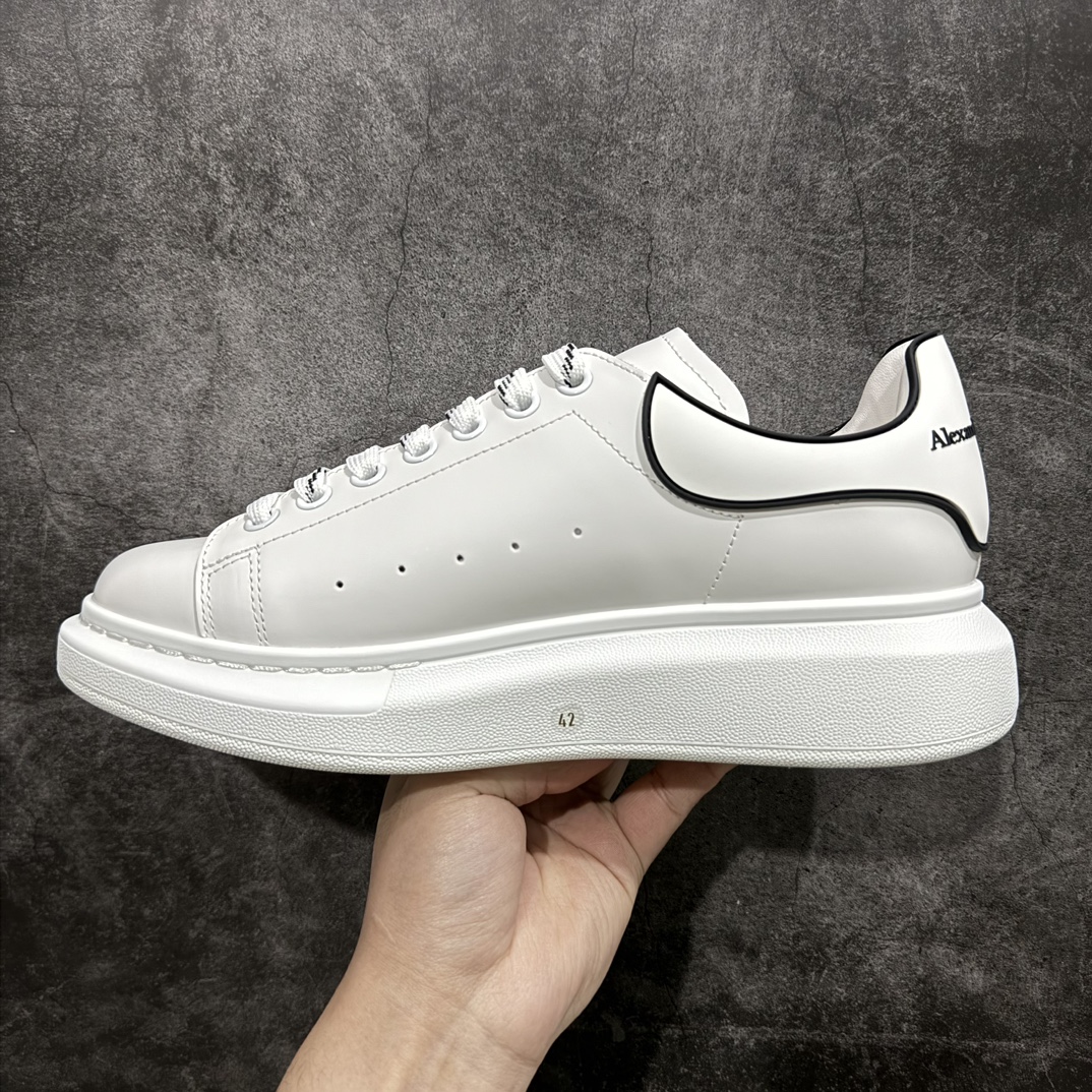 图片[2]-【顶级特价版】长期补货，亚历山大 Alexander McQueen 麦昆小白鞋， 现12个配色，以下六色先出，其余六色马上到货 全套专柜包装物及配件(附送快递加固牛皮纸盒) 外盒标嵌入核心防伪芯片装置,秒杀市面文案版本 鞋底支持NFC原码独立扫描 采用丝绸硬质头层小牛皮鞋面材质 内外超软小羊皮贴脚透气及超软PU脚感乳胶物料鞋 外置原抽真空高密度增高底 白色光滑牛皮革系带运动鞋，圆头设计，鞋跟点缀黑色绒面革细节。搭配宽扁鞋带，鞋舌和后帮饰有 Alexander McQueen 品牌标志。阔型橡胶鞋底。运动鞋另配一副白色鞋带材料 100% 小牛皮 所有细节与原版一致 尺码：35 36 37 38 39 40 41 42 43 44 45-选品中心