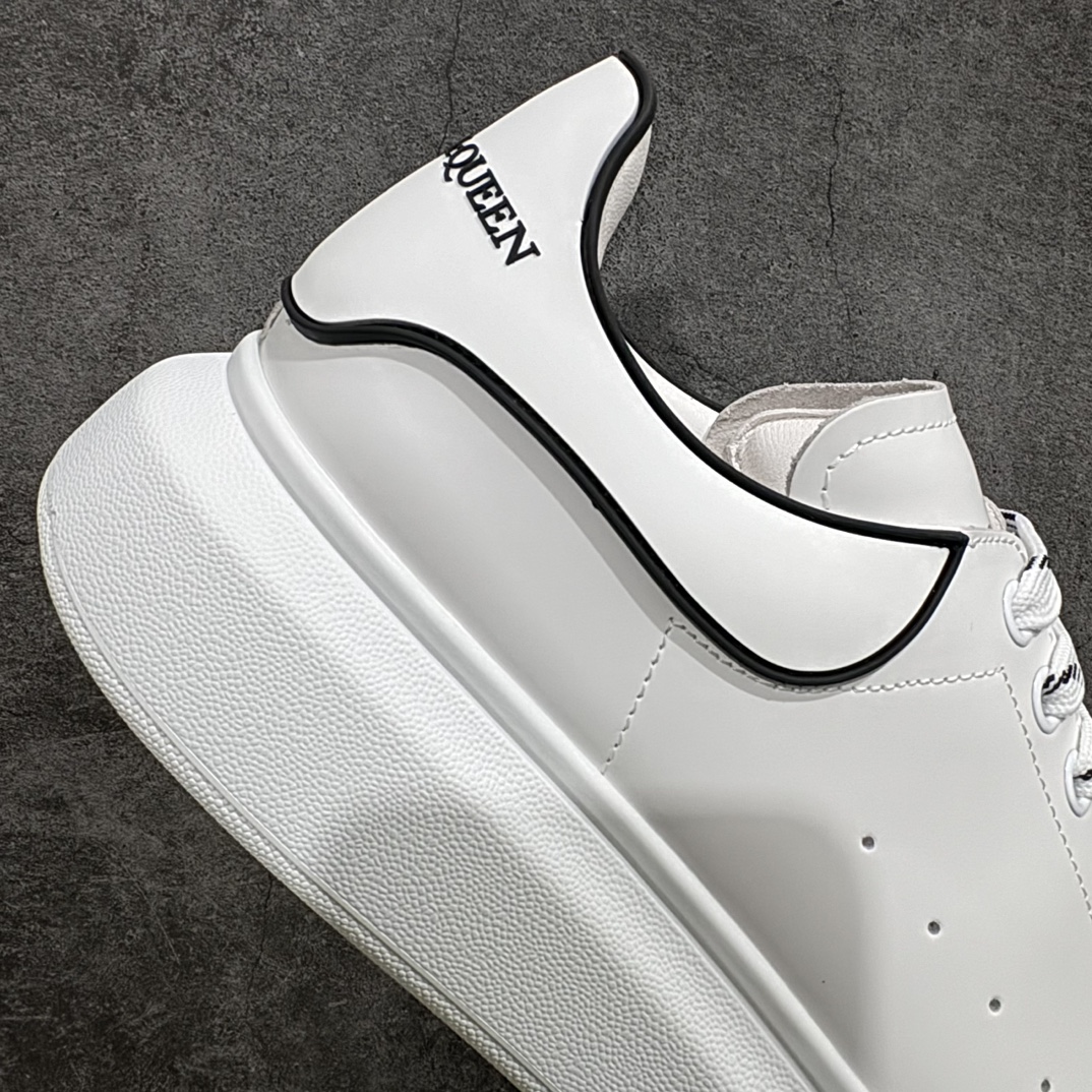 图片[7]-【顶级特价版】长期补货，亚历山大 Alexander McQueen 麦昆小白鞋， 现12个配色，以下六色先出，其余六色马上到货 全套专柜包装物及配件(附送快递加固牛皮纸盒) 外盒标嵌入核心防伪芯片装置,秒杀市面文案版本 鞋底支持NFC原码独立扫描 采用丝绸硬质头层小牛皮鞋面材质 内外超软小羊皮贴脚透气及超软PU脚感乳胶物料鞋 外置原抽真空高密度增高底 白色光滑牛皮革系带运动鞋，圆头设计，鞋跟点缀黑色绒面革细节。搭配宽扁鞋带，鞋舌和后帮饰有 Alexander McQueen 品牌标志。阔型橡胶鞋底。运动鞋另配一副白色鞋带材料 100% 小牛皮 所有细节与原版一致 尺码：35 36 37 38 39 40 41 42 43 44 45-选品中心