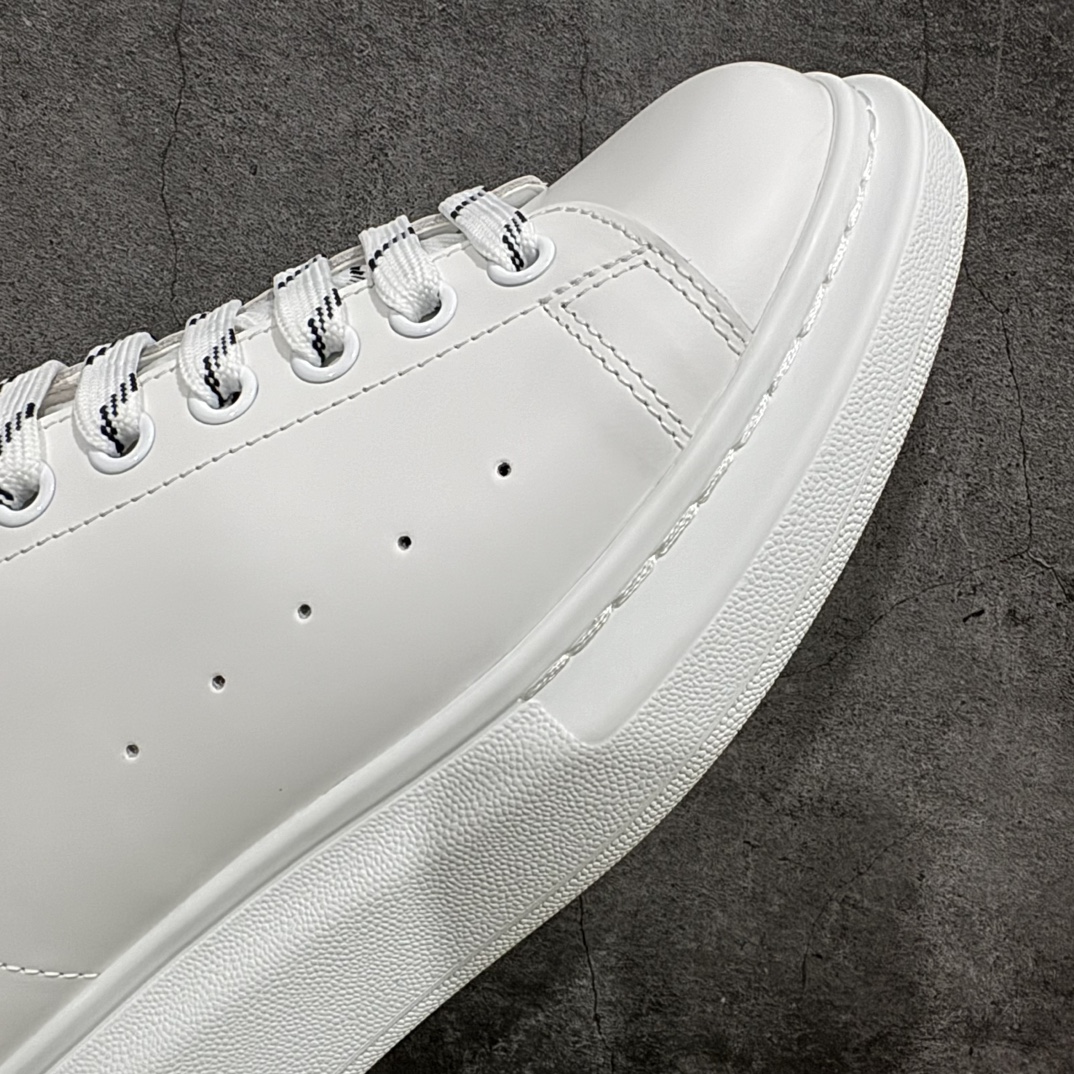 图片[6]-【顶级特价版】长期补货，亚历山大 Alexander McQueen 麦昆小白鞋， 现12个配色，以下六色先出，其余六色马上到货 全套专柜包装物及配件(附送快递加固牛皮纸盒) 外盒标嵌入核心防伪芯片装置,秒杀市面文案版本 鞋底支持NFC原码独立扫描 采用丝绸硬质头层小牛皮鞋面材质 内外超软小羊皮贴脚透气及超软PU脚感乳胶物料鞋 外置原抽真空高密度增高底 白色光滑牛皮革系带运动鞋，圆头设计，鞋跟点缀黑色绒面革细节。搭配宽扁鞋带，鞋舌和后帮饰有 Alexander McQueen 品牌标志。阔型橡胶鞋底。运动鞋另配一副白色鞋带材料 100% 小牛皮 所有细节与原版一致 尺码：35 36 37 38 39 40 41 42 43 44 45-选品中心