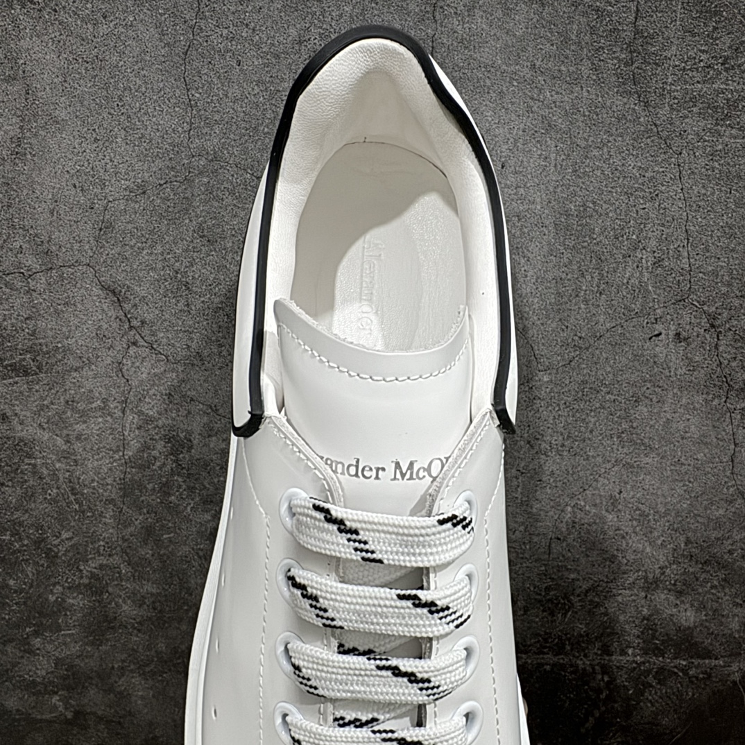 图片[8]-【顶级特价版】长期补货，亚历山大 Alexander McQueen 麦昆小白鞋， 现12个配色，以下六色先出，其余六色马上到货 全套专柜包装物及配件(附送快递加固牛皮纸盒) 外盒标嵌入核心防伪芯片装置,秒杀市面文案版本 鞋底支持NFC原码独立扫描 采用丝绸硬质头层小牛皮鞋面材质 内外超软小羊皮贴脚透气及超软PU脚感乳胶物料鞋 外置原抽真空高密度增高底 白色光滑牛皮革系带运动鞋，圆头设计，鞋跟点缀黑色绒面革细节。搭配宽扁鞋带，鞋舌和后帮饰有 Alexander McQueen 品牌标志。阔型橡胶鞋底。运动鞋另配一副白色鞋带材料 100% 小牛皮 所有细节与原版一致 尺码：35 36 37 38 39 40 41 42 43 44 45-选品中心