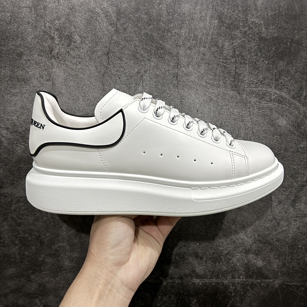 【顶级特价版】长期补货,亚历山大 Alexander McQueen 麦昆小白鞋, 现12个配色,以下六色先出,其余六色马上到货 全套专柜包装物及配件(附送快递加固牛皮纸盒) 外盒标嵌入核心防伪芯片装置,秒杀市面文案版本 鞋底支持NFC原码独立扫描 采用丝绸硬质头层小牛皮鞋面材质 内外超软小羊皮贴脚透气及超软PU脚感乳胶物料鞋 外置原抽真空高密度增高底 白色光滑牛皮革系带运动鞋,圆头设计,鞋跟点缀黑色绒面革细节。搭配宽扁鞋带,鞋舌和后帮饰有 Alexander McQueen 品牌标志。阔型橡胶鞋底。运动鞋另配一副白色鞋带材料 100% 小牛皮 所有细节与原版一致 尺码:35 36 37 38 39 40 41 42 43 44 45-选品中心
