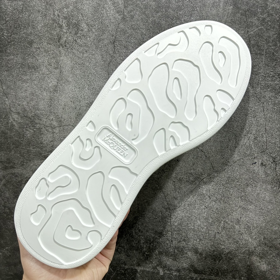 图片[9]-【顶级特价版】长期补货，亚历山大 Alexander McQueen 麦昆小白鞋， 现12个配色，以下六色先出，其余六色马上到货 全套专柜包装物及配件(附送快递加固牛皮纸盒) 外盒标嵌入核心防伪芯片装置,秒杀市面文案版本 鞋底支持NFC原码独立扫描 采用丝绸硬质头层小牛皮鞋面材质 内外超软小羊皮贴脚透气及超软PU脚感乳胶物料鞋 外置原抽真空高密度增高底 白色光滑牛皮革系带运动鞋，圆头设计，鞋跟点缀黑色绒面革细节。搭配宽扁鞋带，鞋舌和后帮饰有 Alexander McQueen 品牌标志。阔型橡胶鞋底。运动鞋另配一副白色鞋带材料 100% 小牛皮 所有细节与原版一致 尺码：35 36 37 38 39 40 41 42 43 44 45-选品中心