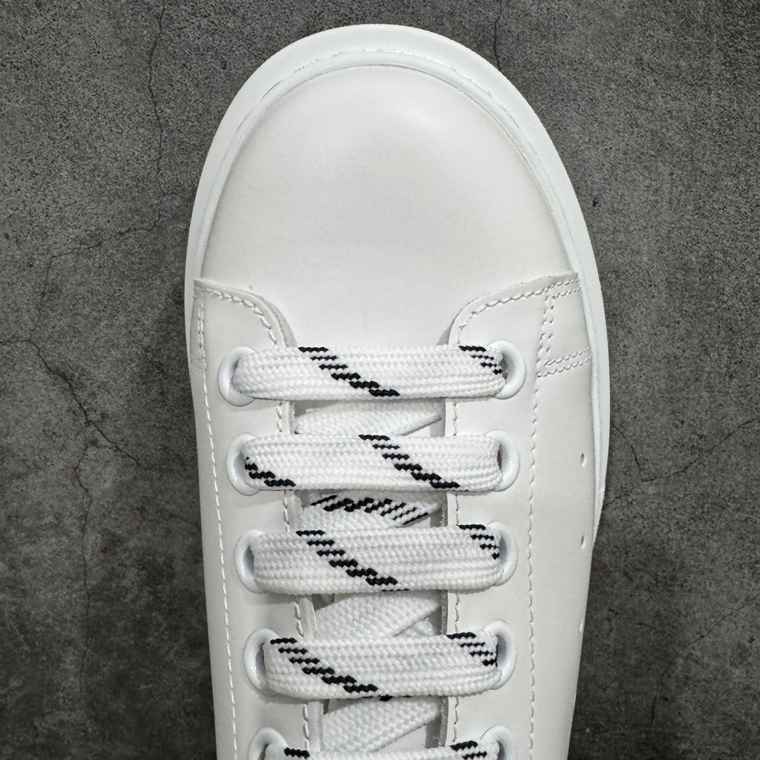 图片[5]-【顶级特价版】长期补货，亚历山大 Alexander McQueen 麦昆小白鞋， 现12个配色，以下六色先出，其余六色马上到货 全套专柜包装物及配件(附送快递加固牛皮纸盒) 外盒标嵌入核心防伪芯片装置,秒杀市面文案版本 鞋底支持NFC原码独立扫描 采用丝绸硬质头层小牛皮鞋面材质 内外超软小羊皮贴脚透气及超软PU脚感乳胶物料鞋 外置原抽真空高密度增高底 白色光滑牛皮革系带运动鞋，圆头设计，鞋跟点缀黑色绒面革细节。搭配宽扁鞋带，鞋舌和后帮饰有 Alexander McQueen 品牌标志。阔型橡胶鞋底。运动鞋另配一副白色鞋带材料 100% 小牛皮 所有细节与原版一致 尺码：35 36 37 38 39 40 41 42 43 44 45-选品中心