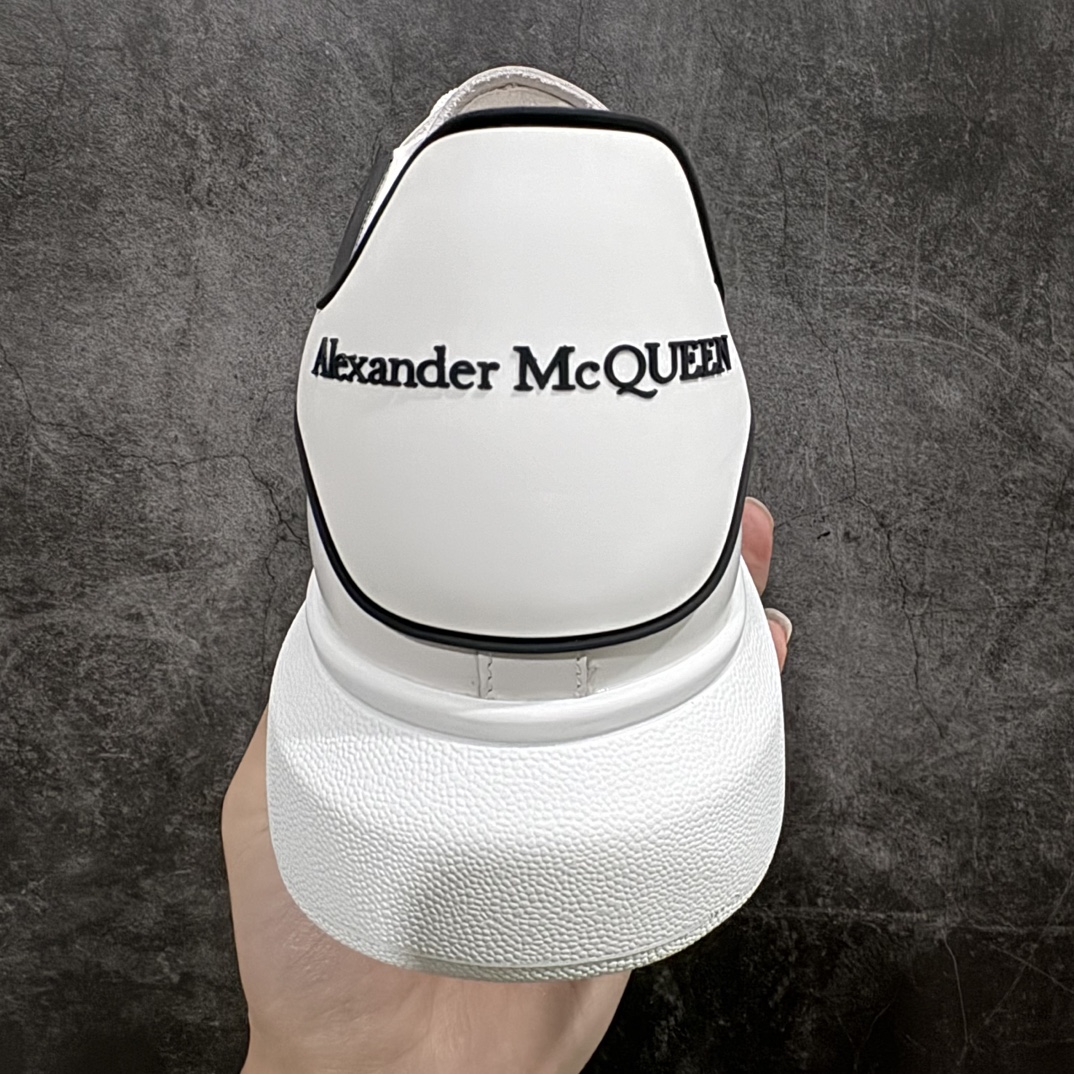 图片[3]-【顶级特价版】长期补货，亚历山大 Alexander McQueen 麦昆小白鞋， 现12个配色，以下六色先出，其余六色马上到货 全套专柜包装物及配件(附送快递加固牛皮纸盒) 外盒标嵌入核心防伪芯片装置,秒杀市面文案版本 鞋底支持NFC原码独立扫描 采用丝绸硬质头层小牛皮鞋面材质 内外超软小羊皮贴脚透气及超软PU脚感乳胶物料鞋 外置原抽真空高密度增高底 白色光滑牛皮革系带运动鞋，圆头设计，鞋跟点缀黑色绒面革细节。搭配宽扁鞋带，鞋舌和后帮饰有 Alexander McQueen 品牌标志。阔型橡胶鞋底。运动鞋另配一副白色鞋带材料 100% 小牛皮 所有细节与原版一致 尺码：35 36 37 38 39 40 41 42 43 44 45-选品中心