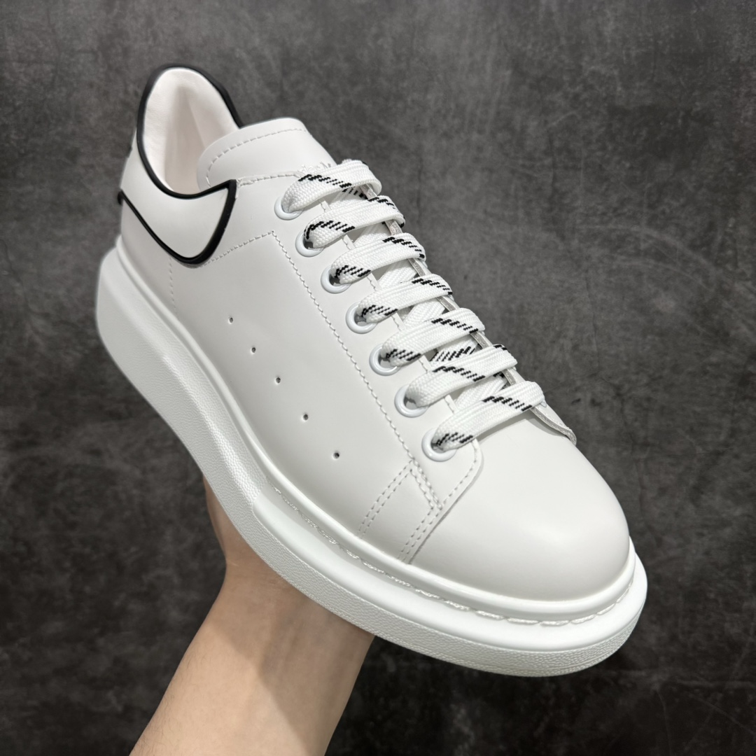 图片[4]-【顶级特价版】长期补货，亚历山大 Alexander McQueen 麦昆小白鞋， 现12个配色，以下六色先出，其余六色马上到货 全套专柜包装物及配件(附送快递加固牛皮纸盒) 外盒标嵌入核心防伪芯片装置,秒杀市面文案版本 鞋底支持NFC原码独立扫描 采用丝绸硬质头层小牛皮鞋面材质 内外超软小羊皮贴脚透气及超软PU脚感乳胶物料鞋 外置原抽真空高密度增高底 白色光滑牛皮革系带运动鞋，圆头设计，鞋跟点缀黑色绒面革细节。搭配宽扁鞋带，鞋舌和后帮饰有 Alexander McQueen 品牌标志。阔型橡胶鞋底。运动鞋另配一副白色鞋带材料 100% 小牛皮 所有细节与原版一致 尺码：35 36 37 38 39 40 41 42 43 44 45-选品中心