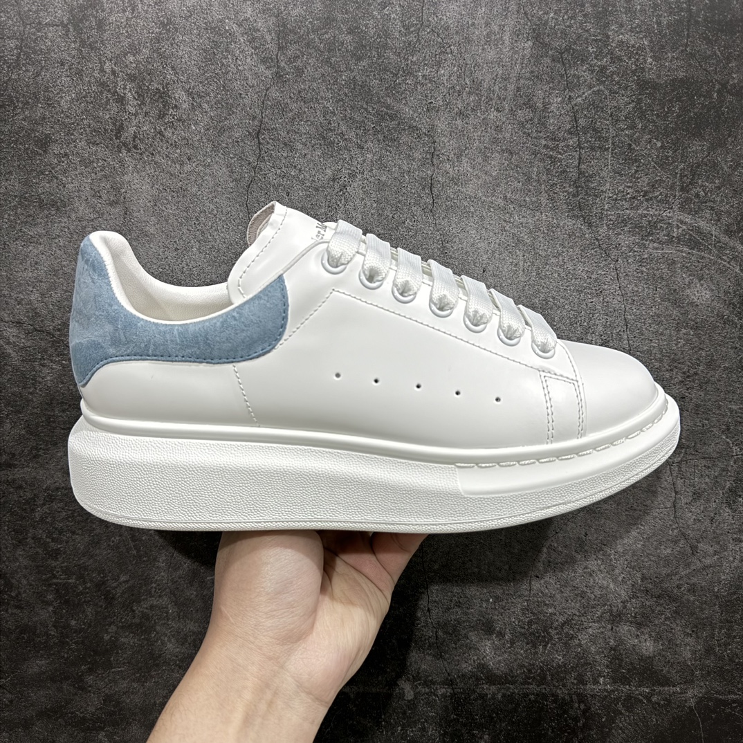 【顶级特价版】长期补货,亚历山大 Alexander McQueen 麦昆小白鞋, 现12个配色,以下六色先出,其余六色马上到货 全套专柜包装物及配件(附送快递加固牛皮纸盒) 外盒标嵌入核心防伪芯片装置,秒杀市面文案版本 鞋底支持NFC原码独立扫描 采用丝绸硬质头层小牛皮鞋面材质 内外超软小羊皮贴脚透气及超软PU脚感乳胶物料鞋 外置原抽真空高密度增高底 白色光滑牛皮革系带运动鞋,圆头设计,鞋跟点缀黑色绒面革细节。搭配宽扁鞋带,鞋舌和后帮饰有 Alexander McQueen 品牌标志。阔型橡胶鞋底。运动鞋另配一副白色鞋带材料 100% 小牛皮 所有细节与原版一致 尺码:35 36 37 38 39 40 41 42 43 44 45-选品中心