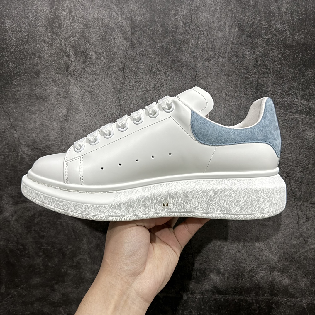图片[2]-【顶级特价版】长期补货，亚历山大 Alexander McQueen 麦昆小白鞋， 现12个配色，以下六色先出，其余六色马上到货 全套专柜包装物及配件(附送快递加固牛皮纸盒) 外盒标嵌入核心防伪芯片装置,秒杀市面文案版本 鞋底支持NFC原码独立扫描 采用丝绸硬质头层小牛皮鞋面材质 内外超软小羊皮贴脚透气及超软PU脚感乳胶物料鞋 外置原抽真空高密度增高底 白色光滑牛皮革系带运动鞋，圆头设计，鞋跟点缀黑色绒面革细节。搭配宽扁鞋带，鞋舌和后帮饰有 Alexander McQueen 品牌标志。阔型橡胶鞋底。运动鞋另配一副白色鞋带材料 100% 小牛皮 所有细节与原版一致 尺码：35 36 37 38 39 40 41 42 43 44 45-选品中心