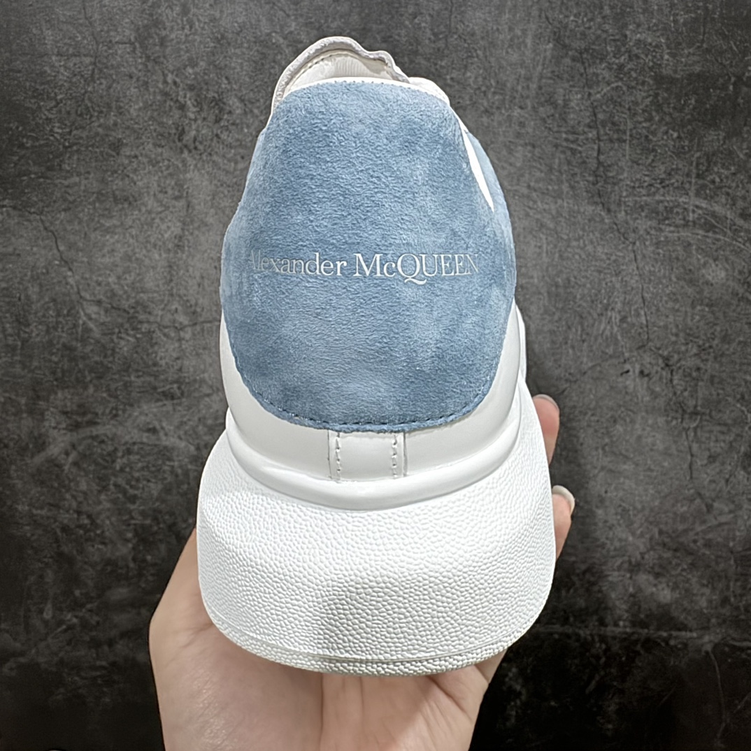 图片[4]-【顶级特价版】长期补货，亚历山大 Alexander McQueen 麦昆小白鞋， 现12个配色，以下六色先出，其余六色马上到货 全套专柜包装物及配件(附送快递加固牛皮纸盒) 外盒标嵌入核心防伪芯片装置,秒杀市面文案版本 鞋底支持NFC原码独立扫描 采用丝绸硬质头层小牛皮鞋面材质 内外超软小羊皮贴脚透气及超软PU脚感乳胶物料鞋 外置原抽真空高密度增高底 白色光滑牛皮革系带运动鞋，圆头设计，鞋跟点缀黑色绒面革细节。搭配宽扁鞋带，鞋舌和后帮饰有 Alexander McQueen 品牌标志。阔型橡胶鞋底。运动鞋另配一副白色鞋带材料 100% 小牛皮 所有细节与原版一致 尺码：35 36 37 38 39 40 41 42 43 44 45-选品中心