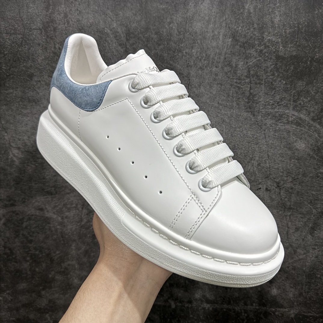 图片[3]-【顶级特价版】长期补货，亚历山大 Alexander McQueen 麦昆小白鞋， 现12个配色，以下六色先出，其余六色马上到货 全套专柜包装物及配件(附送快递加固牛皮纸盒) 外盒标嵌入核心防伪芯片装置,秒杀市面文案版本 鞋底支持NFC原码独立扫描 采用丝绸硬质头层小牛皮鞋面材质 内外超软小羊皮贴脚透气及超软PU脚感乳胶物料鞋 外置原抽真空高密度增高底 白色光滑牛皮革系带运动鞋，圆头设计，鞋跟点缀黑色绒面革细节。搭配宽扁鞋带，鞋舌和后帮饰有 Alexander McQueen 品牌标志。阔型橡胶鞋底。运动鞋另配一副白色鞋带材料 100% 小牛皮 所有细节与原版一致 尺码：35 36 37 38 39 40 41 42 43 44 45-选品中心