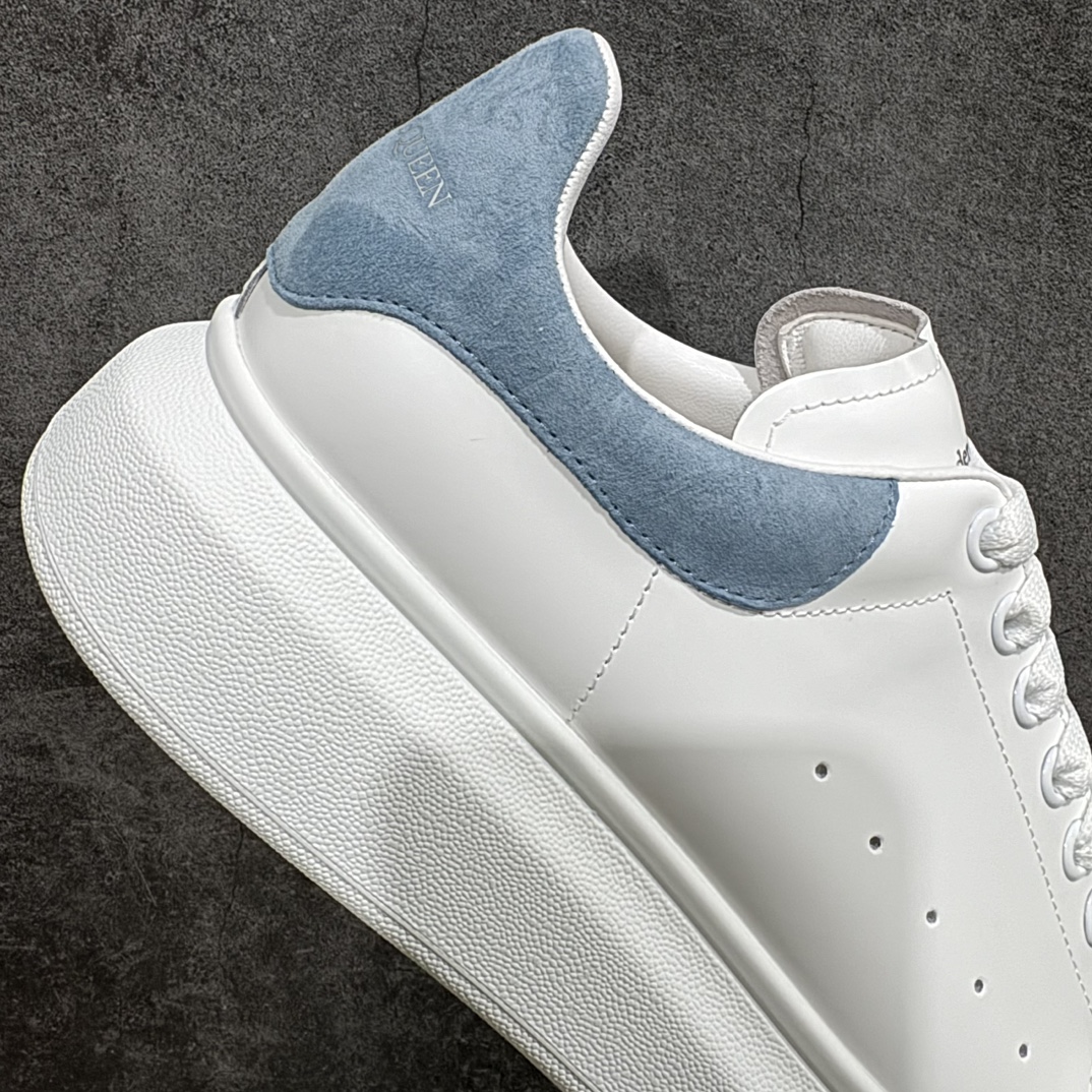 图片[7]-【顶级特价版】长期补货，亚历山大 Alexander McQueen 麦昆小白鞋， 现12个配色，以下六色先出，其余六色马上到货 全套专柜包装物及配件(附送快递加固牛皮纸盒) 外盒标嵌入核心防伪芯片装置,秒杀市面文案版本 鞋底支持NFC原码独立扫描 采用丝绸硬质头层小牛皮鞋面材质 内外超软小羊皮贴脚透气及超软PU脚感乳胶物料鞋 外置原抽真空高密度增高底 白色光滑牛皮革系带运动鞋，圆头设计，鞋跟点缀黑色绒面革细节。搭配宽扁鞋带，鞋舌和后帮饰有 Alexander McQueen 品牌标志。阔型橡胶鞋底。运动鞋另配一副白色鞋带材料 100% 小牛皮 所有细节与原版一致 尺码：35 36 37 38 39 40 41 42 43 44 45-选品中心